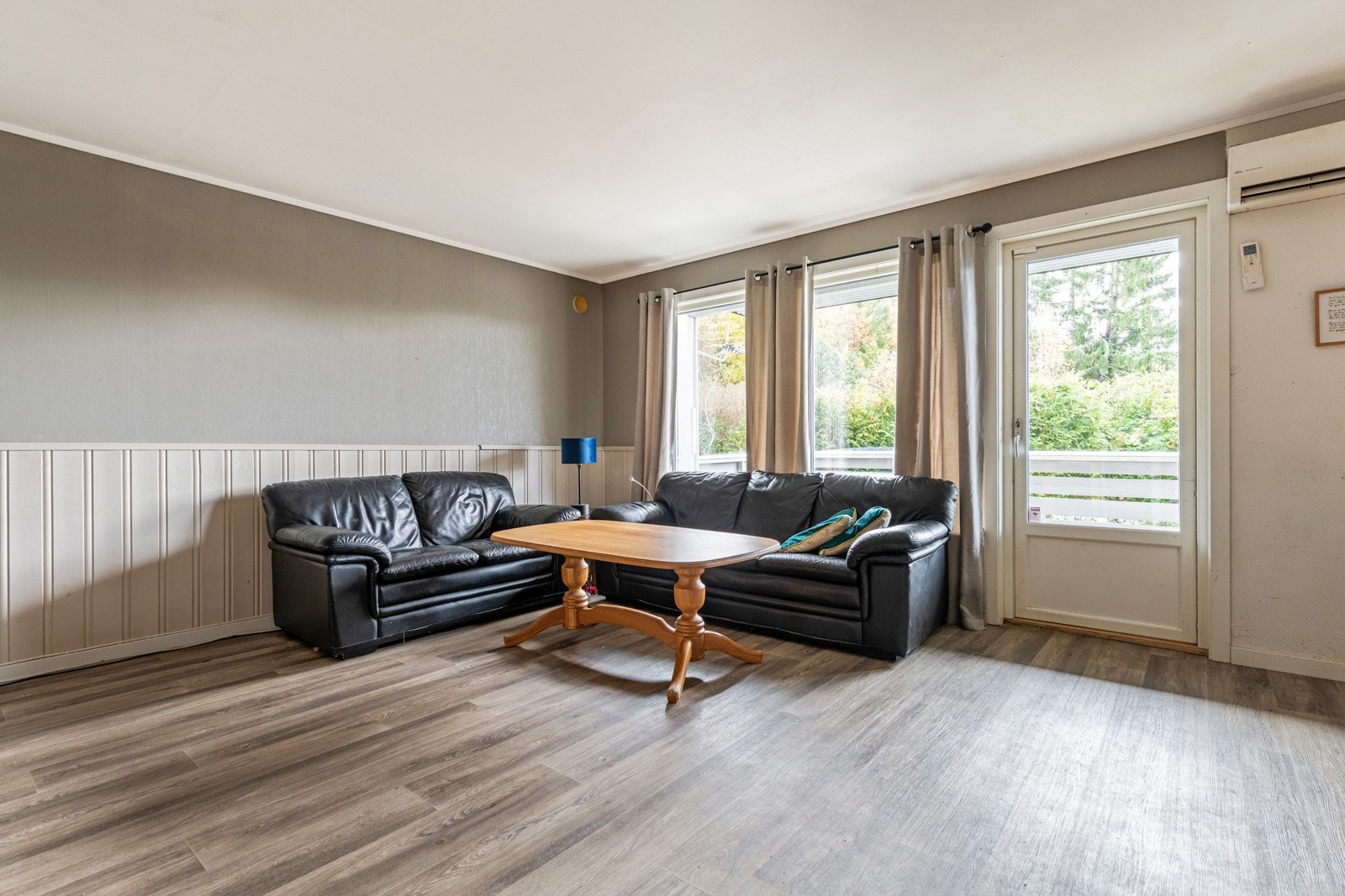 Stue med utgang til terrasse og hage. Galleribilde