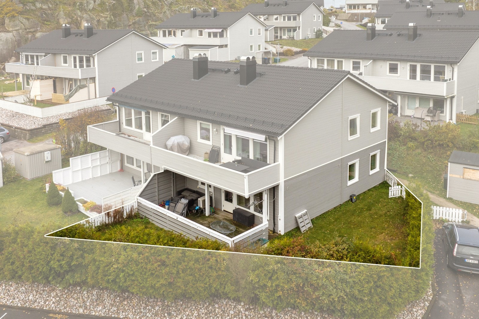 Leiligheten har usjenert beliggenhet med solrik terrasse og hagedel. Galleribilde