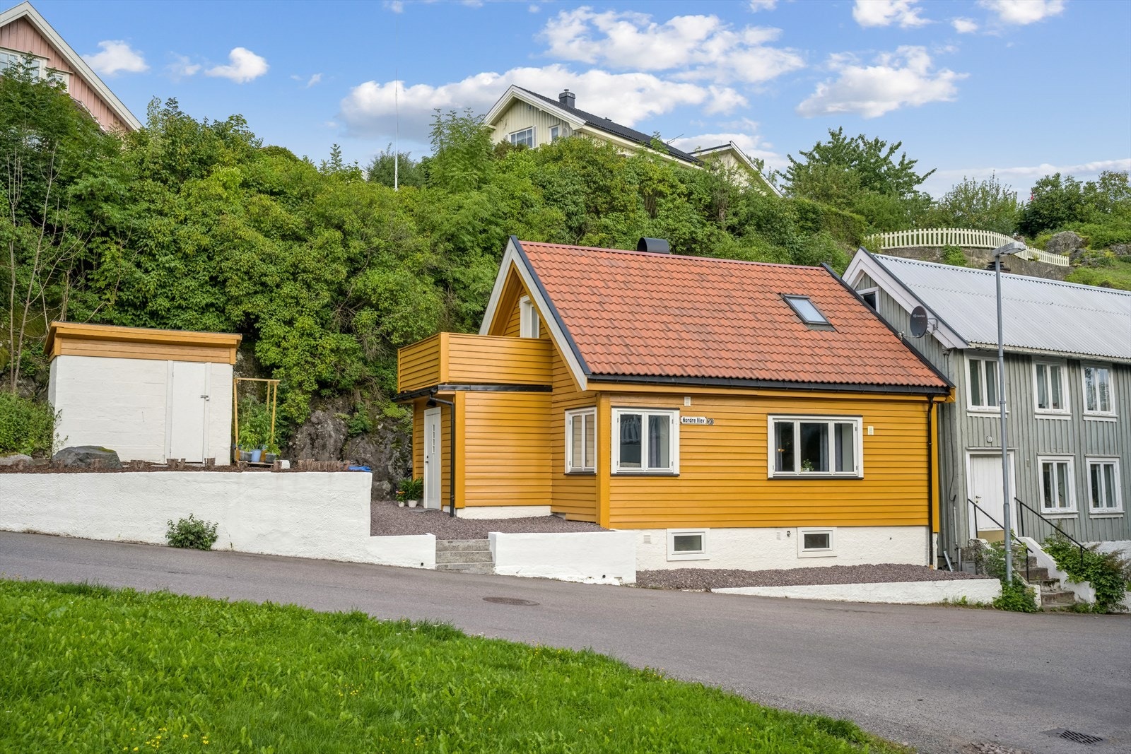 Fasaden mot gaten Galleribilde