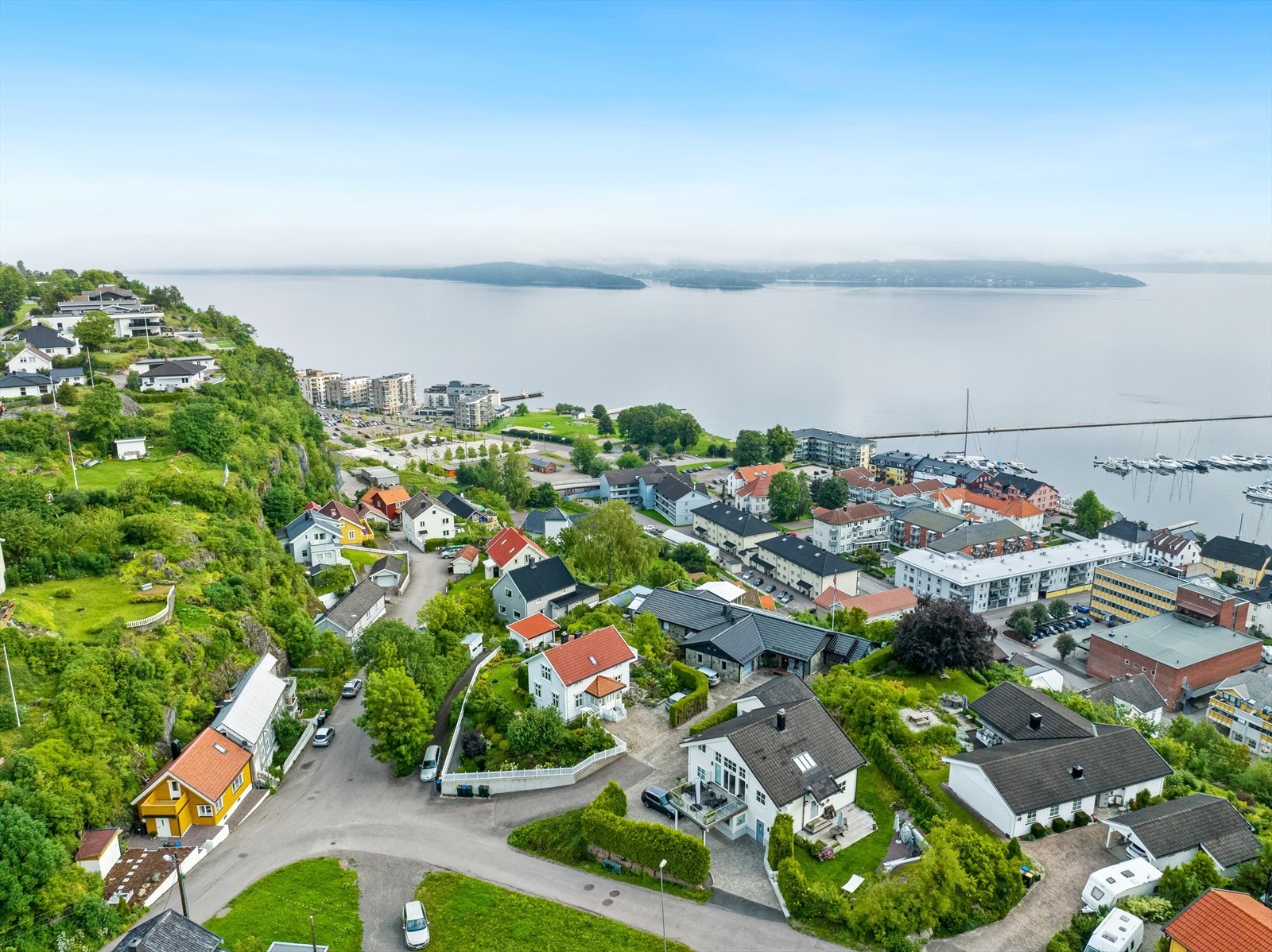 Det er gangavstand til jernbanestasjon, strand og sentrum Galleribilde