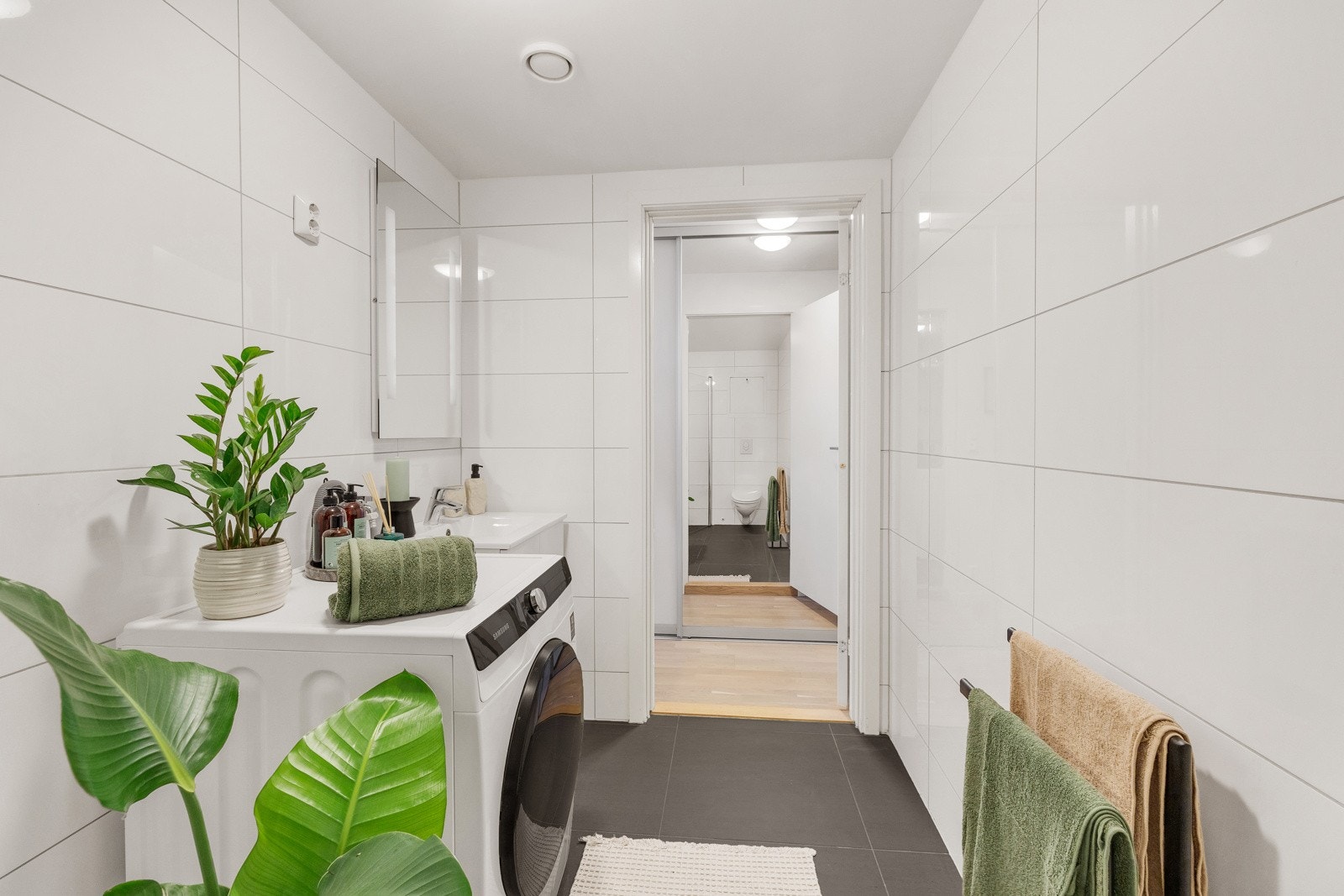 Badet er meget romslig og holder en god standard fra 2013. Galleribilde