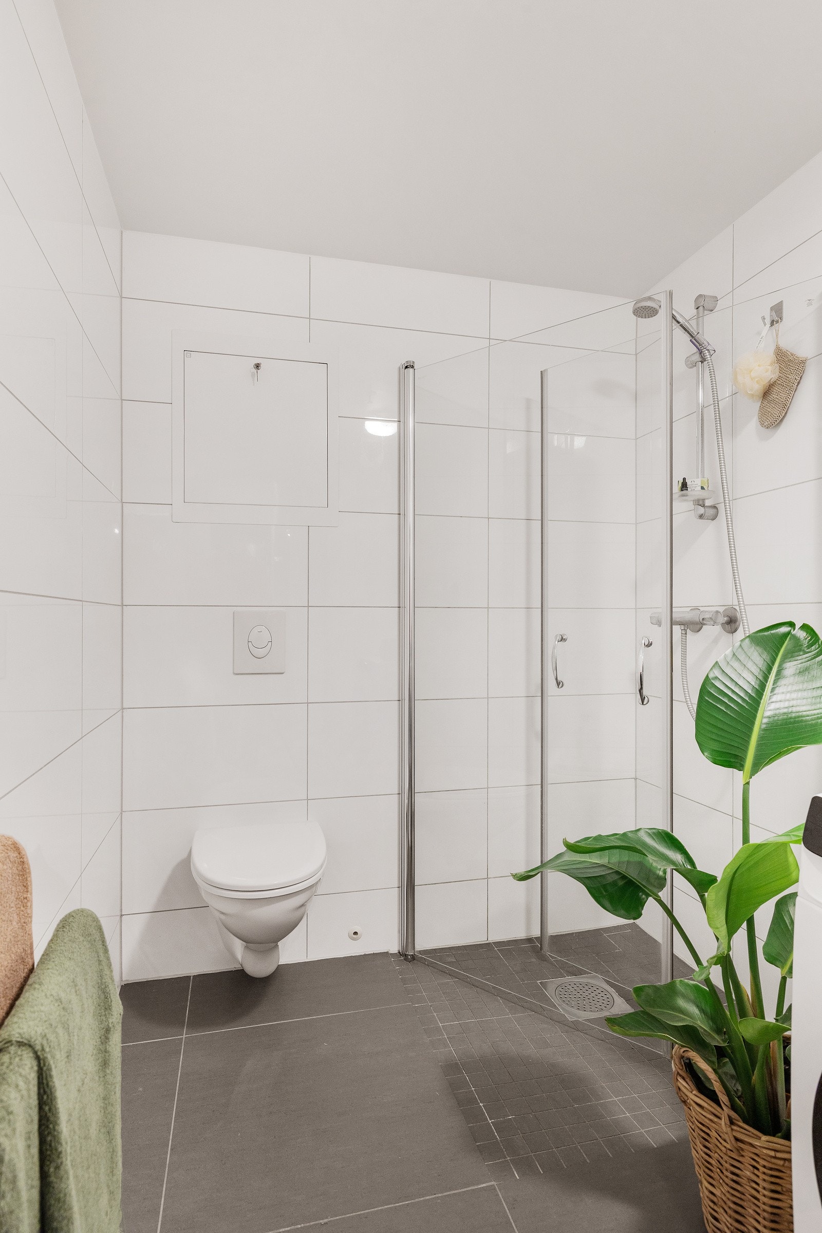 Badet har bl.a. dusjhjørne med innfellbare glassdører og vegghengt toalett. Galleribilde