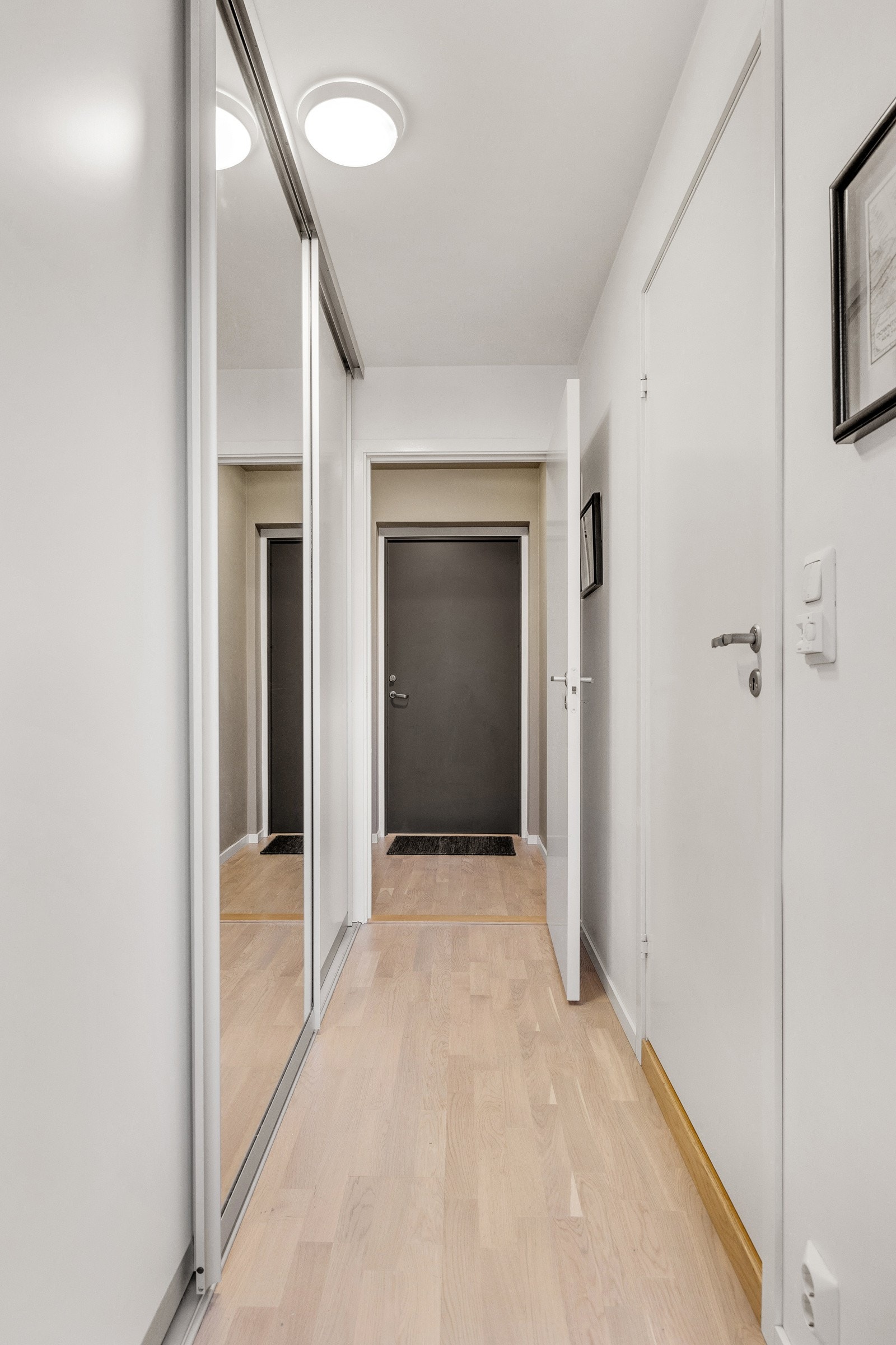 I entréen har du god lagringsplass i romslig skyvedørsgarderobe. Galleribilde