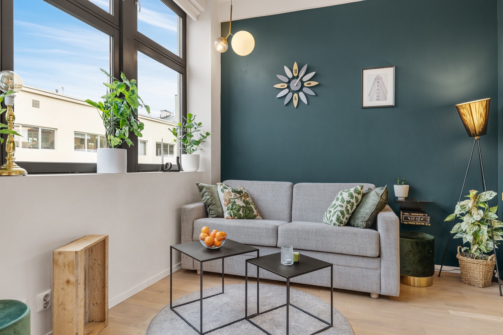 Store vindusflater slipper inn rikelig med dagslys uten sjenerende innsyn. Galleribilde