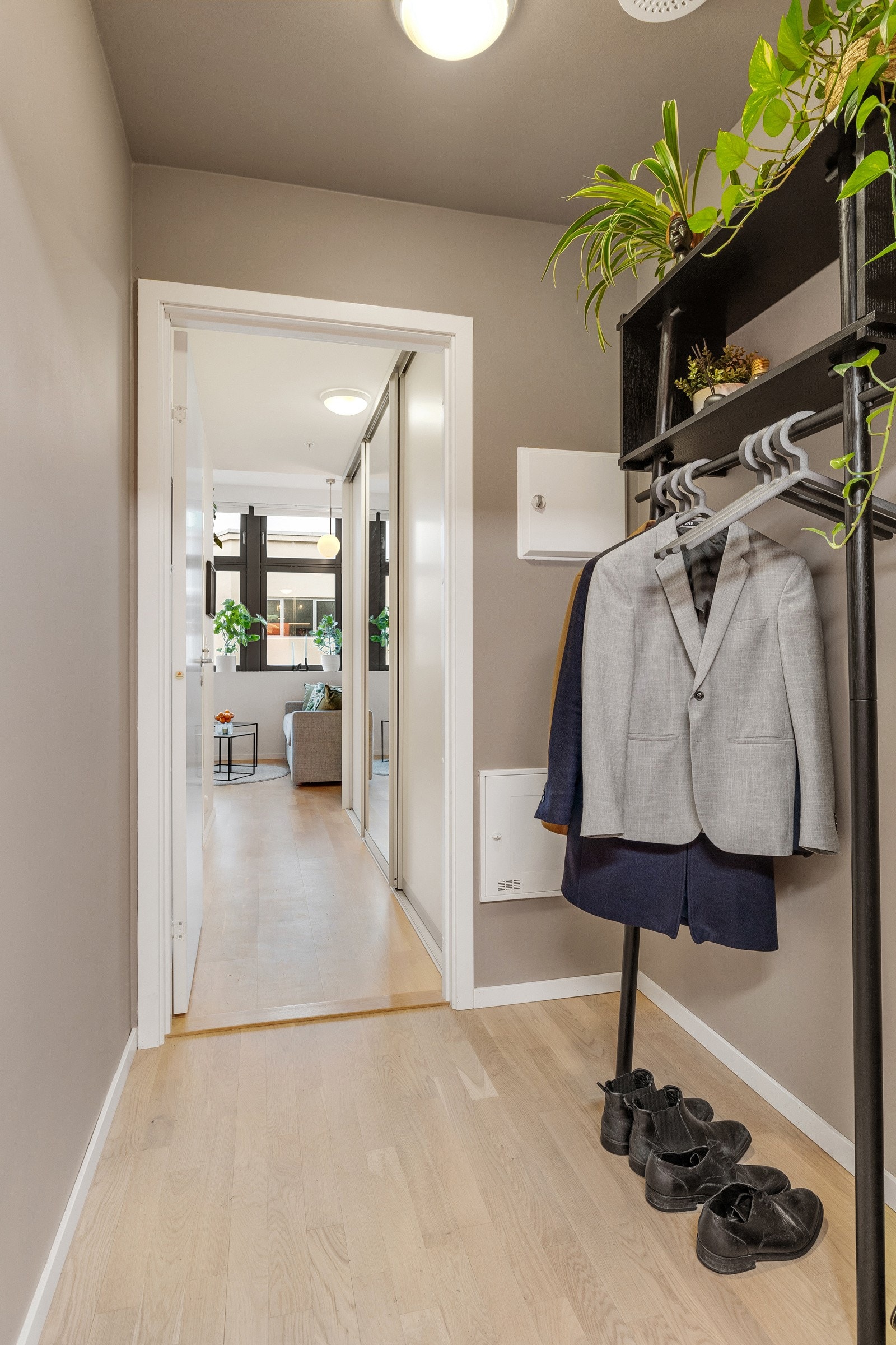 Når du entrer leiligheten får du umiddelbart et positivt inntrykk av den fine og lyse leiligheten med sin gode planløsning som er utnyttet til det fulle. Galleribilde
