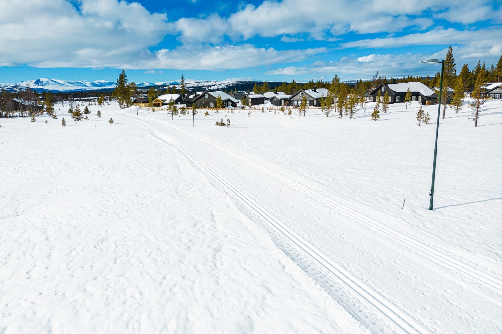 Start turen rett utenfor hyttedøra, for eksempel med en skitur i den 4km lange lysløypa. Galleribilde