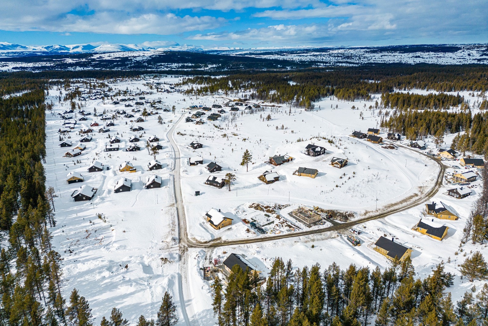 Sanderstølen ligger sentralt på Golsfjellet mellom Fagernes og Gol i Nord-Aurdal kommune. Galleribilde