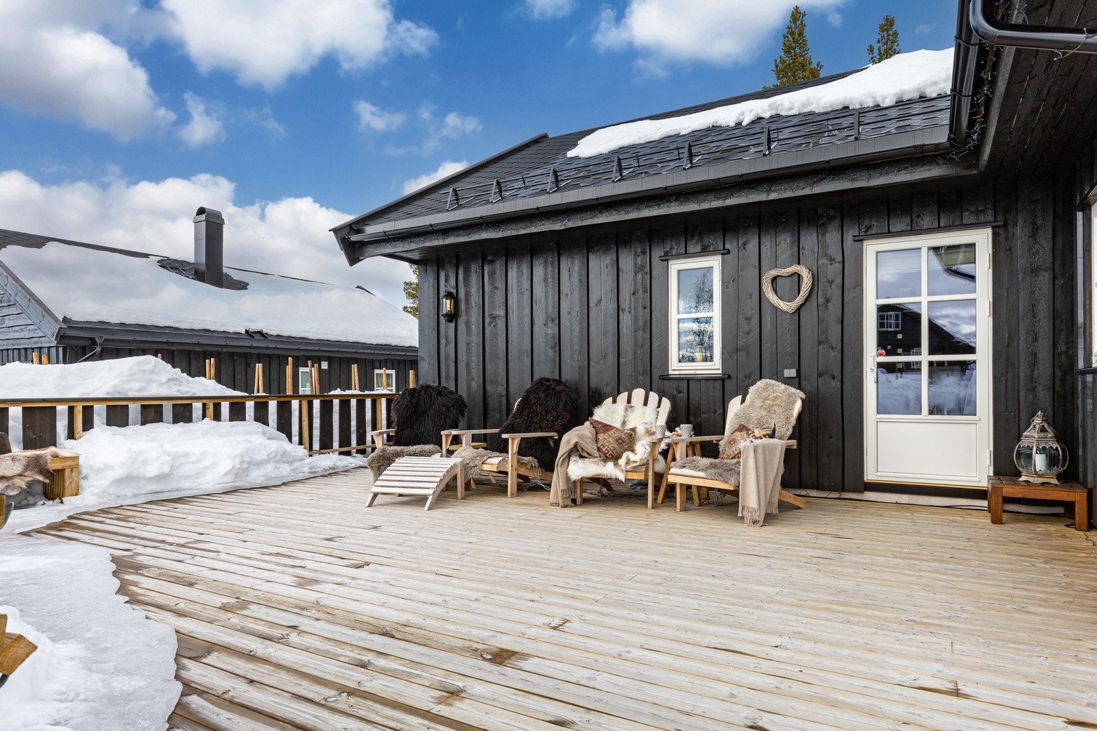 Nyt herlig sol på terrassen etter en lang og deilig skiur. Galleribilde