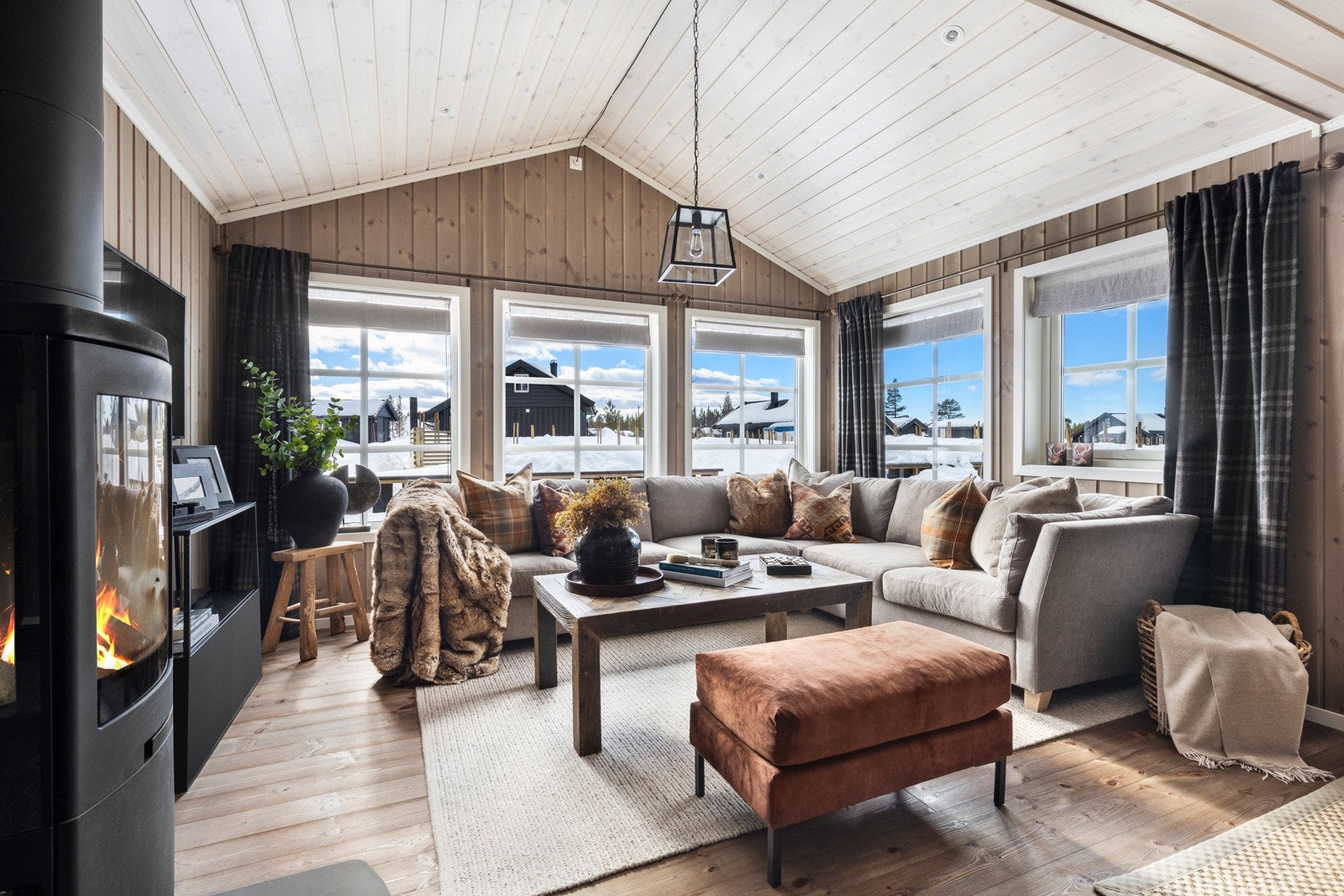 Store vindusflater som slipper dagslyset inn. Galleribilde