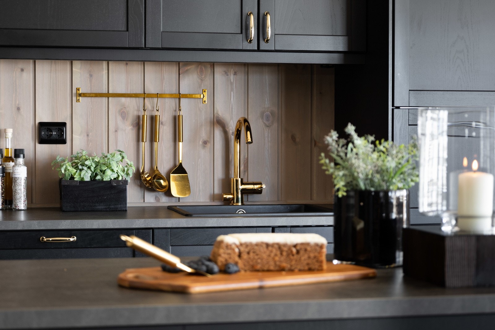 Laminat benkeplate med nedfelt oppvaskkum. Antall skap i henhold til plantegning. Galleribilde