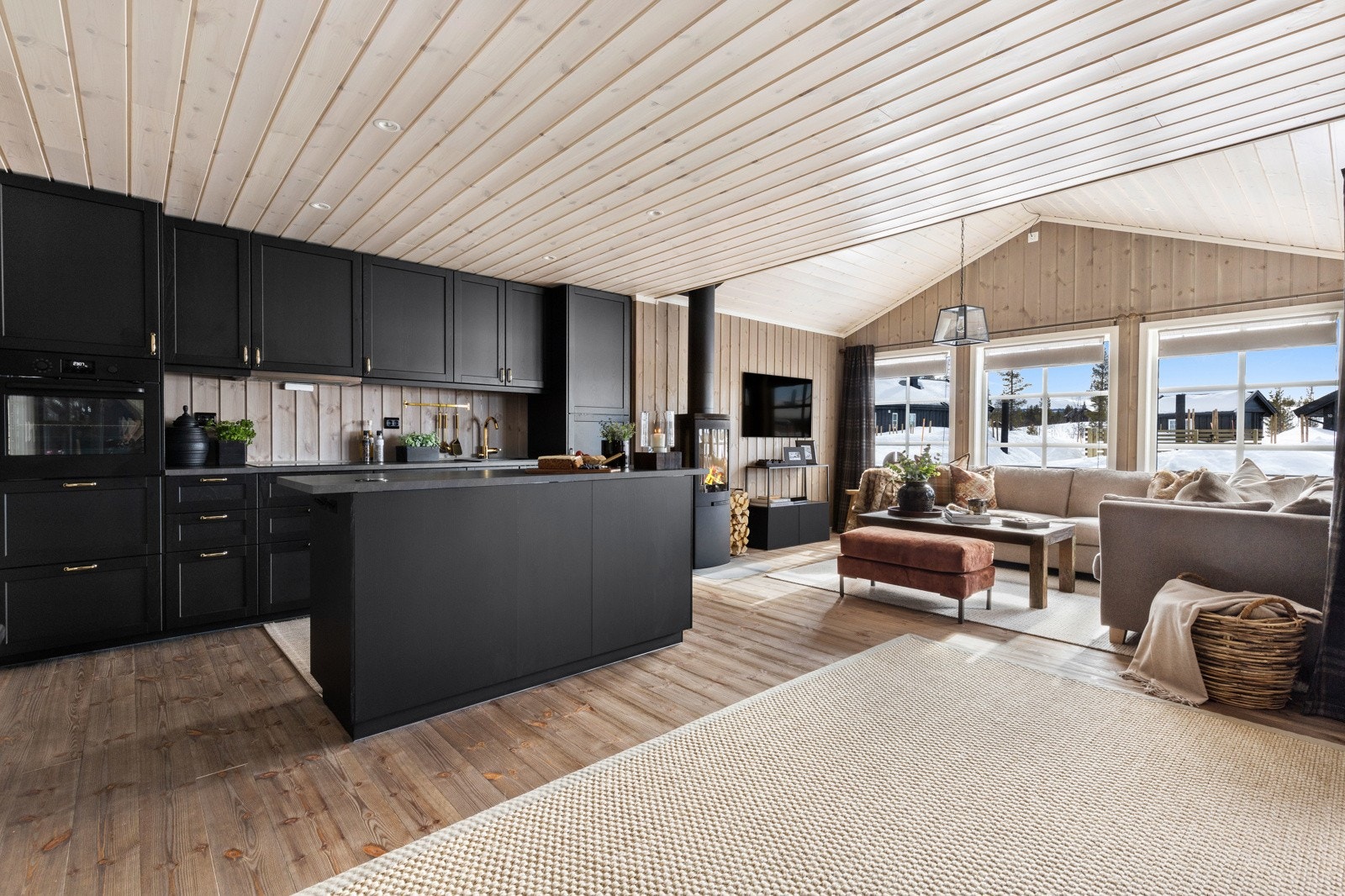 Mot et gunstig pristillegg kan innvendige vegger, tak, gulv, lister og trapp leveres behandlet. Galleribilde