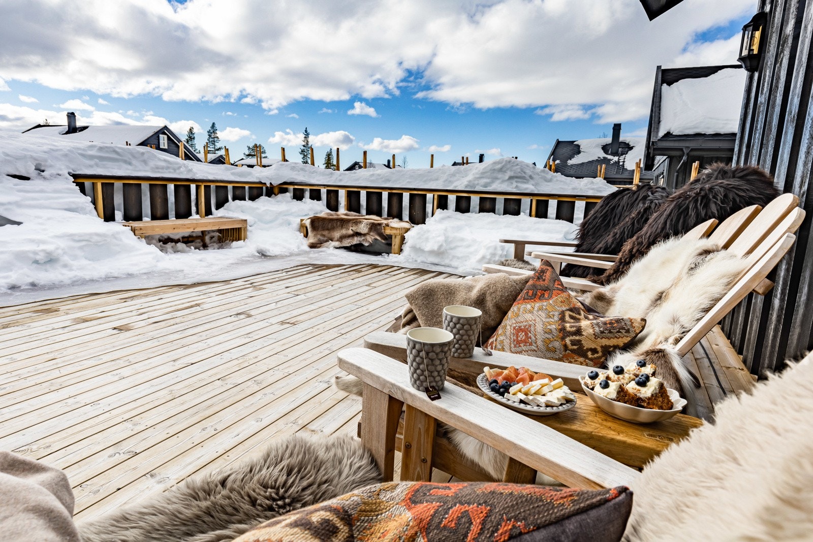 Hyttene får romslig terrasse rundt hytta frem til inngangsparti. Galleribilde