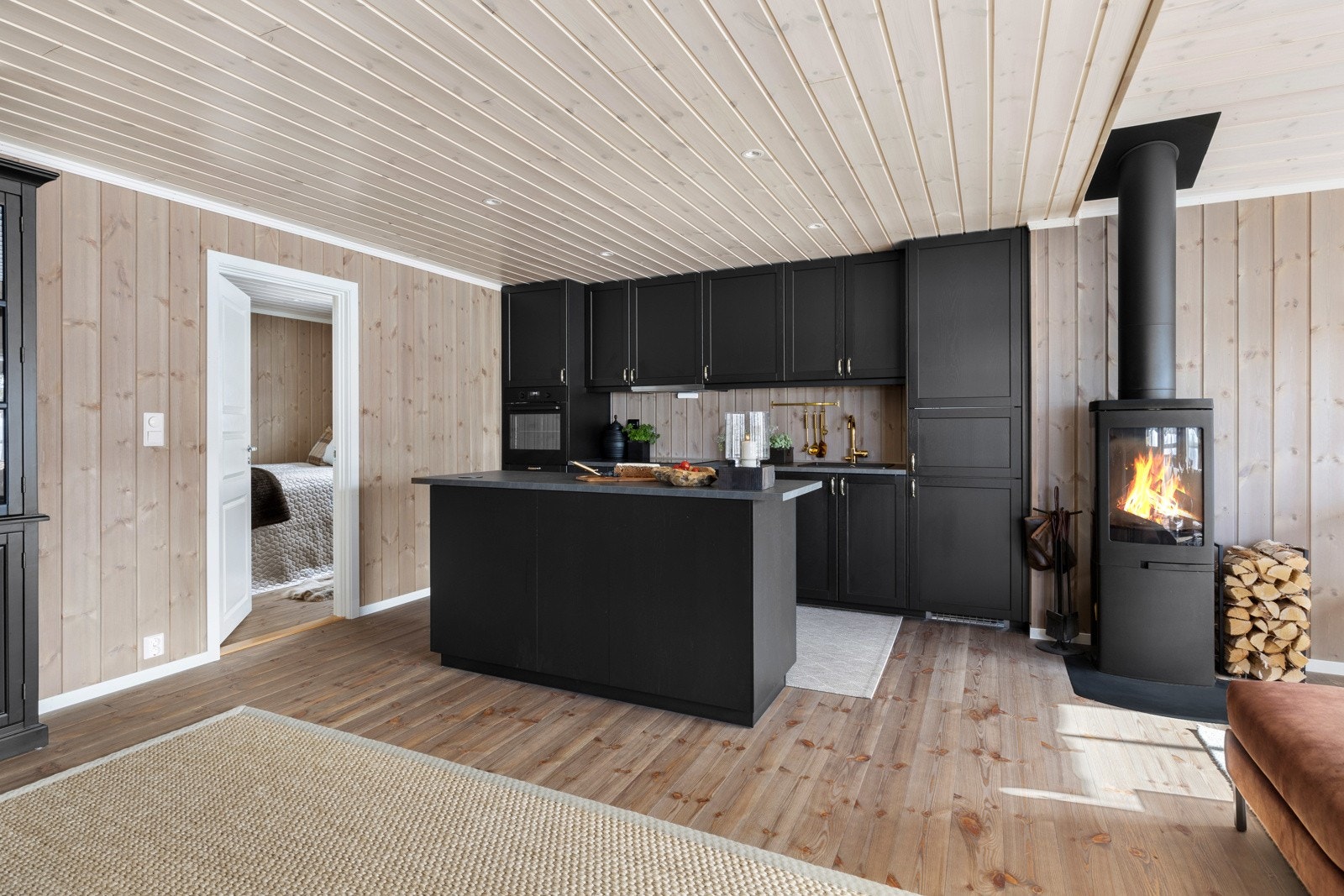 Det leveres helintegrerte hvitevarer fra Whirlpool bestående av induksjonstopp, ovn, oppvaskmaskin og kjøl-/fryseskap. Galleribilde