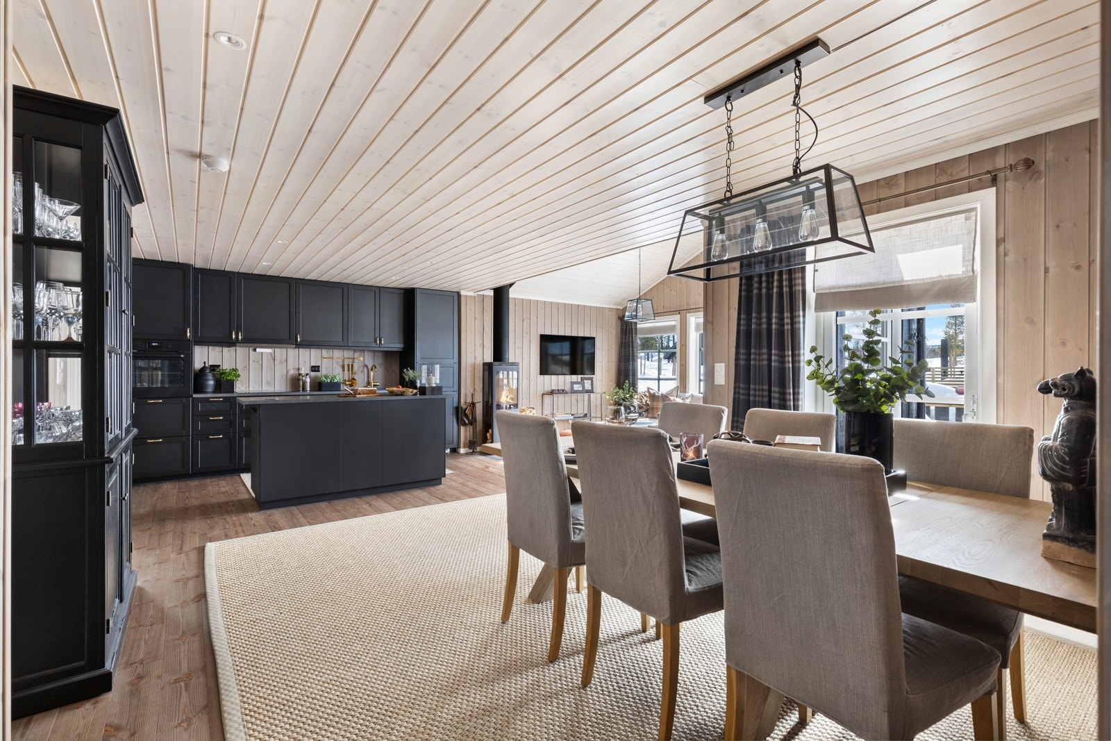 Hyttene får stue og kjøkken i moderne åpen løsning. Galleribilde