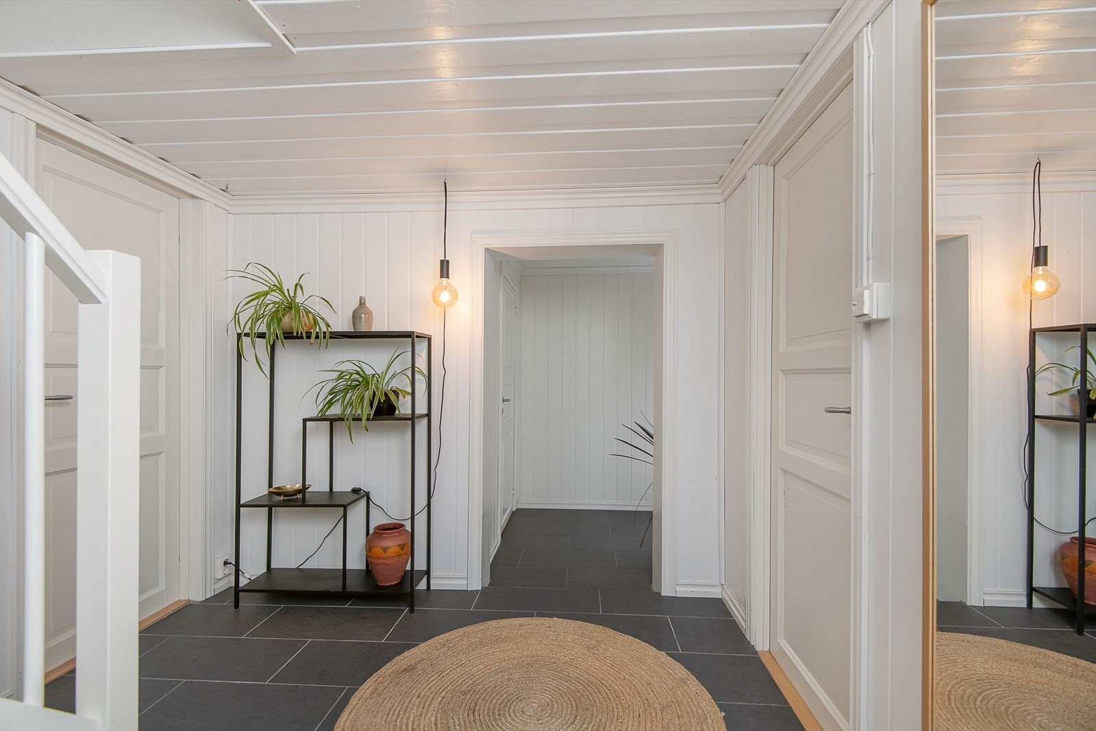 God plass til å ta av sko og yttertøy i underetasjen. Galleribilde