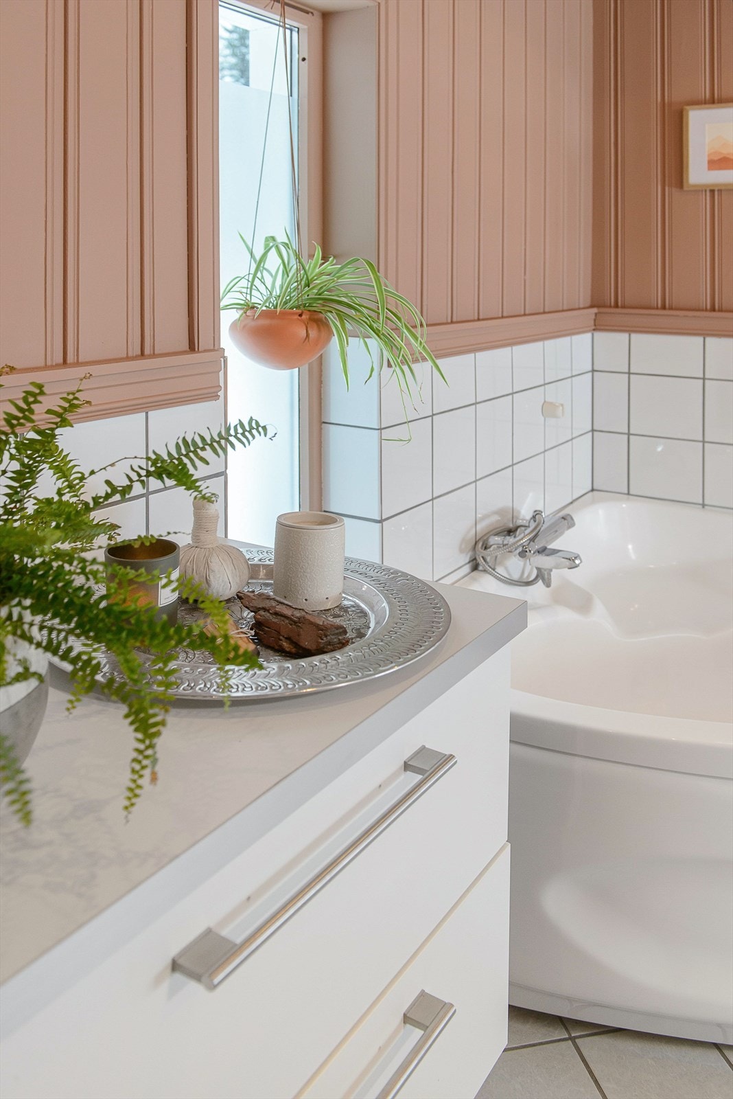 Baderomsinnredning, hjørnekar, dusj og WC her inne. Galleribilde