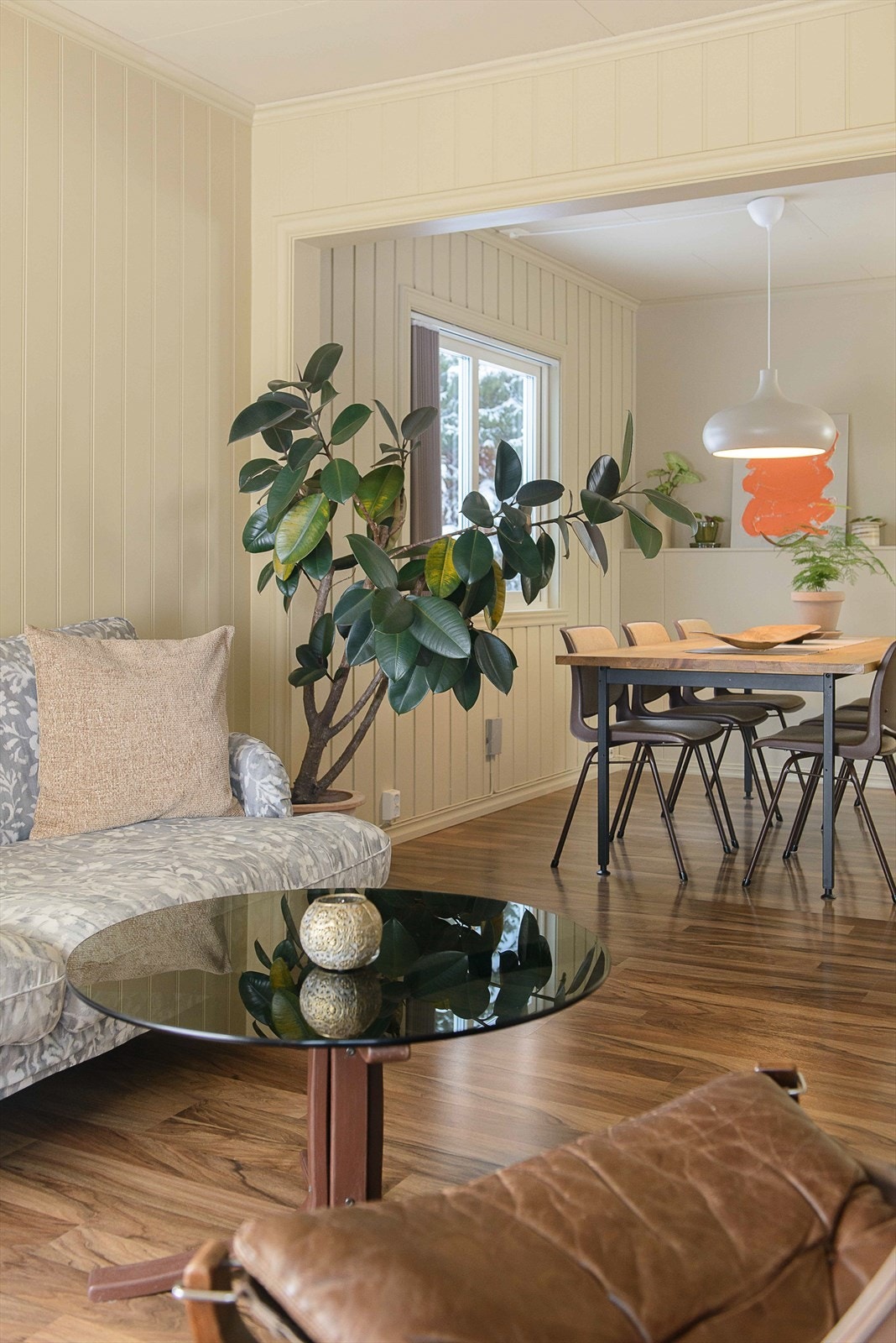 Fra stuen er det åpent inn til spisestue. Galleribilde