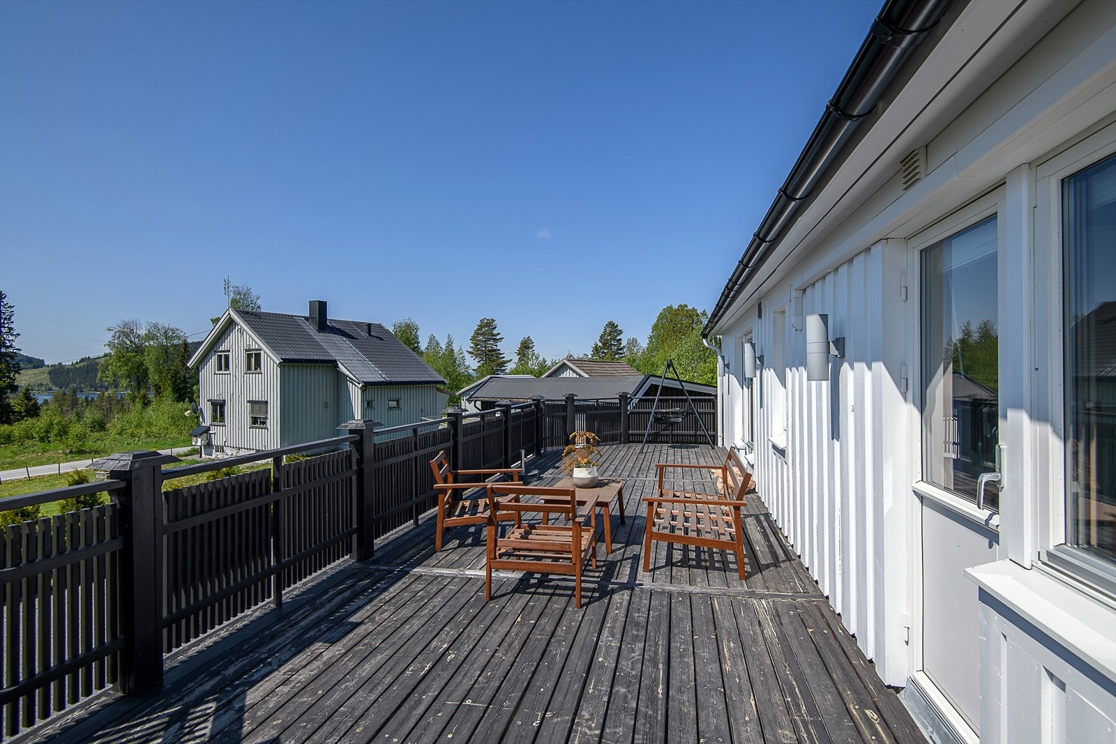 Terrasse med adkomst fra stue, soverom og fra terreng Galleribilde