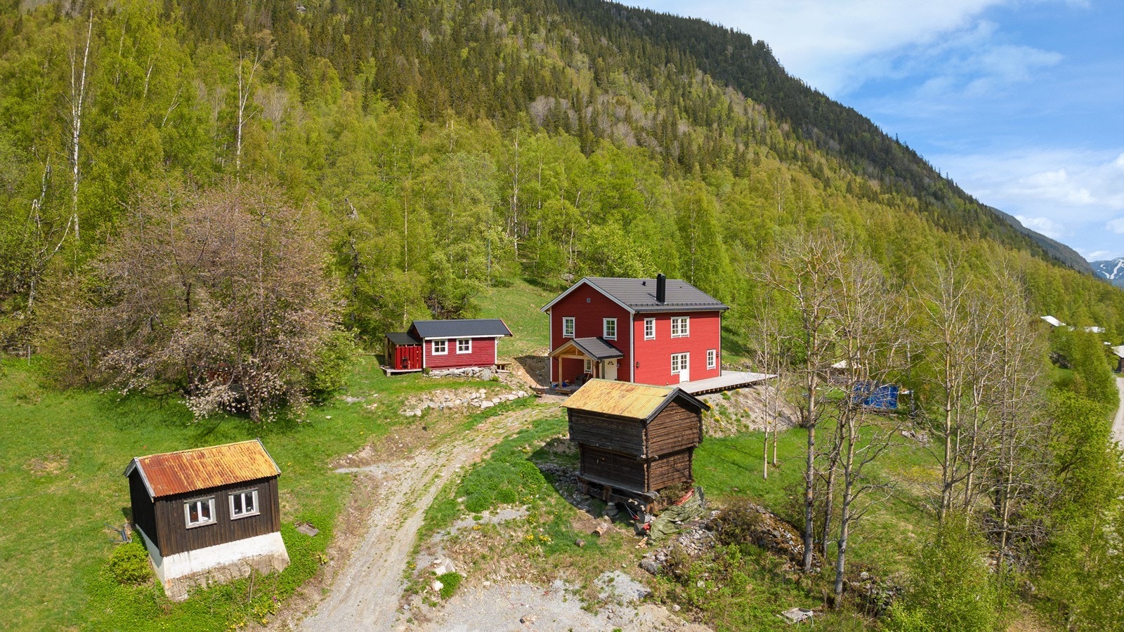 Småbruket har en romslig tomt på ca. 4,8 mål med flere bygninger og en idyllisk, usjenert beliggenhet Galleribilde