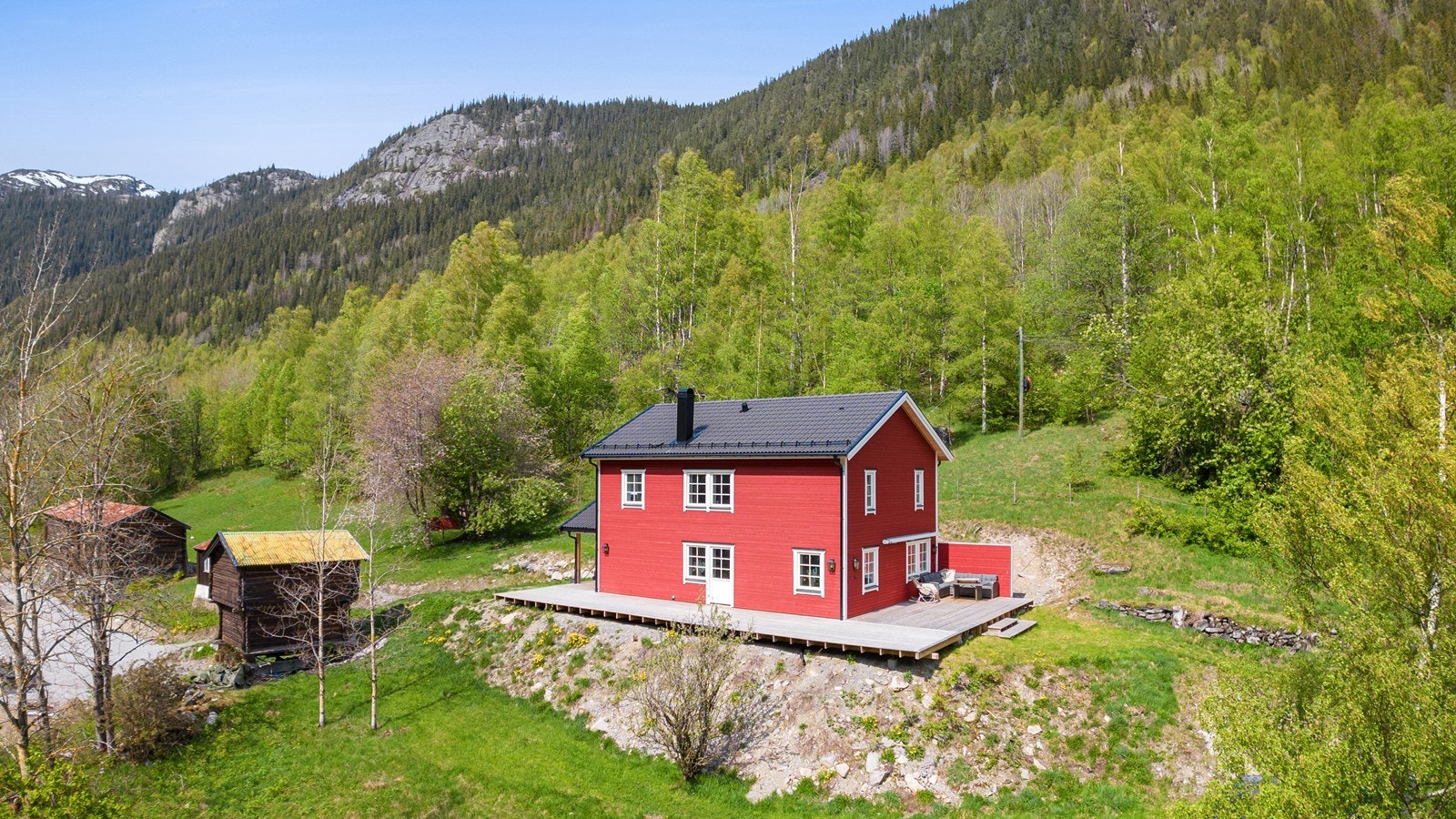 Det er nylig opparbeidet en romslig veranda rundt boligen med utgang fra stua Galleribilde
