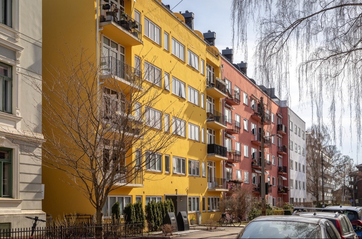 - Klassisk bygårdfra 1937 med farge som skiller seg ut - Galleribilde