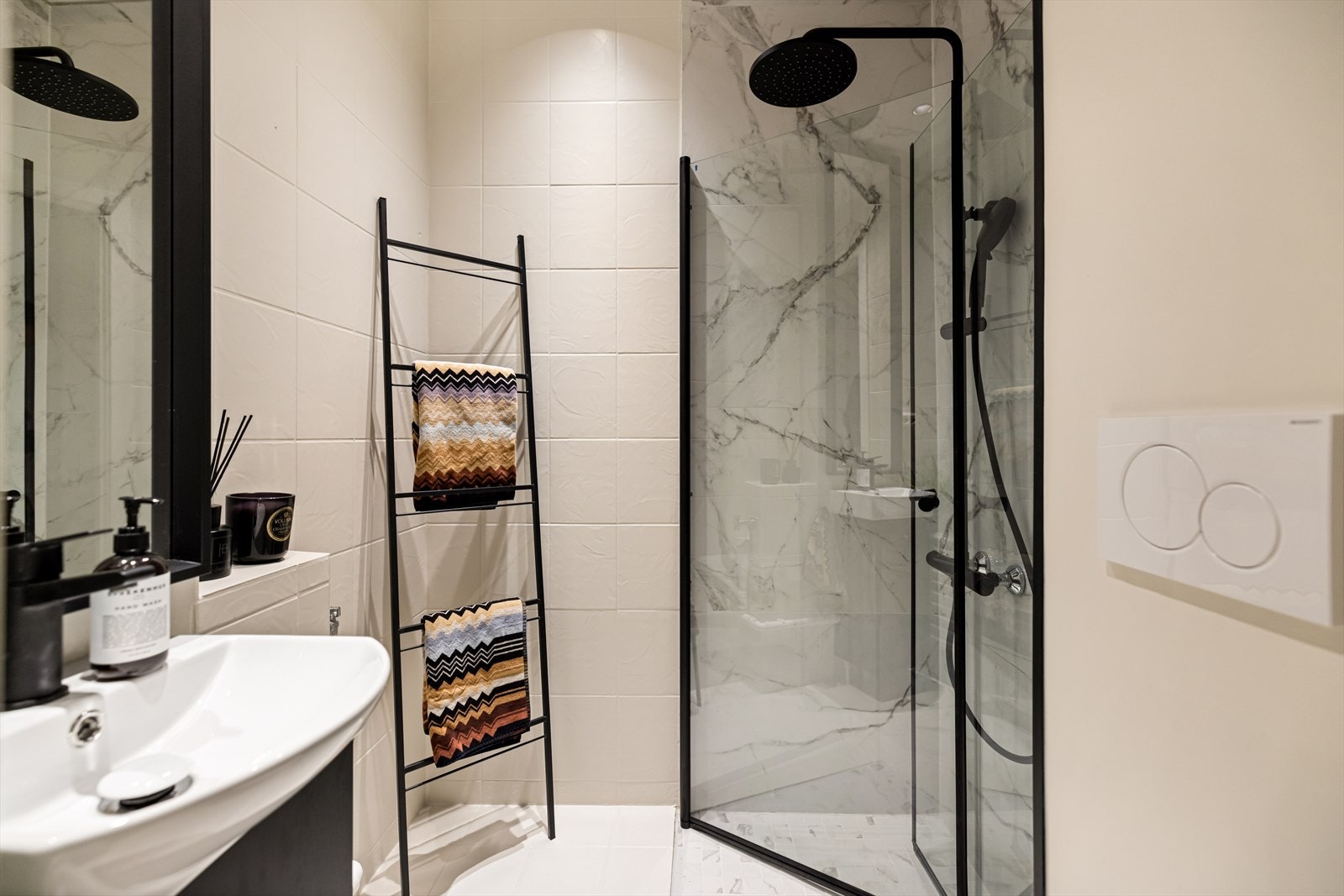 - Badet har en lekker dusj med svart armatur med regndusj - Galleribilde