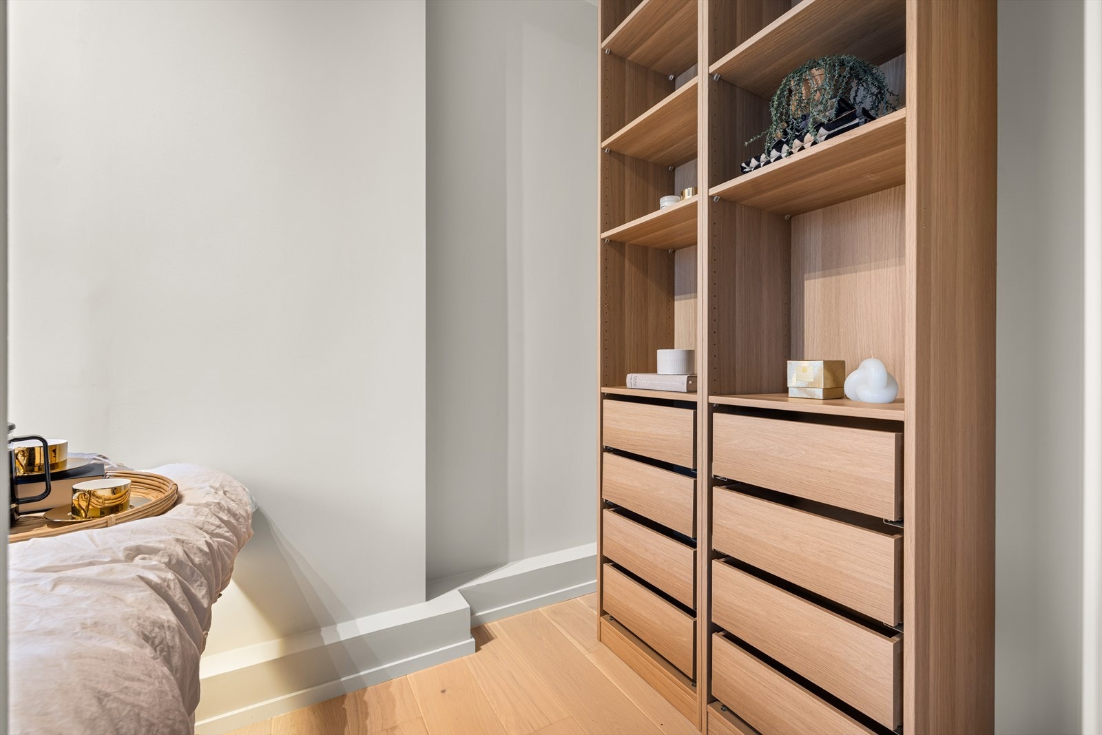 - Soverommet har garderobeløsning i eik - Galleribilde