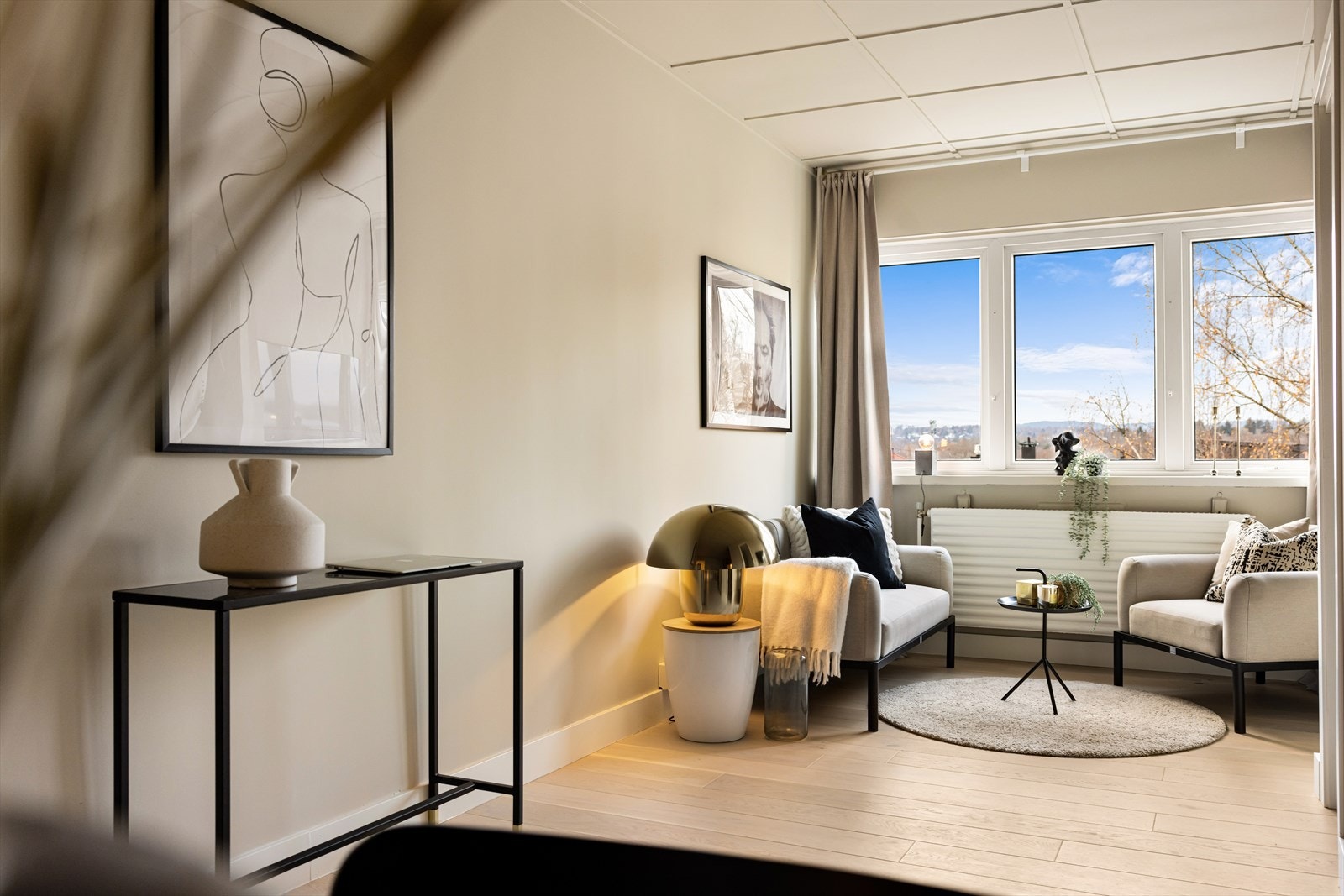 - Leiligheten får herlig varme fra radiatorovner på stue og bad - Galleribilde