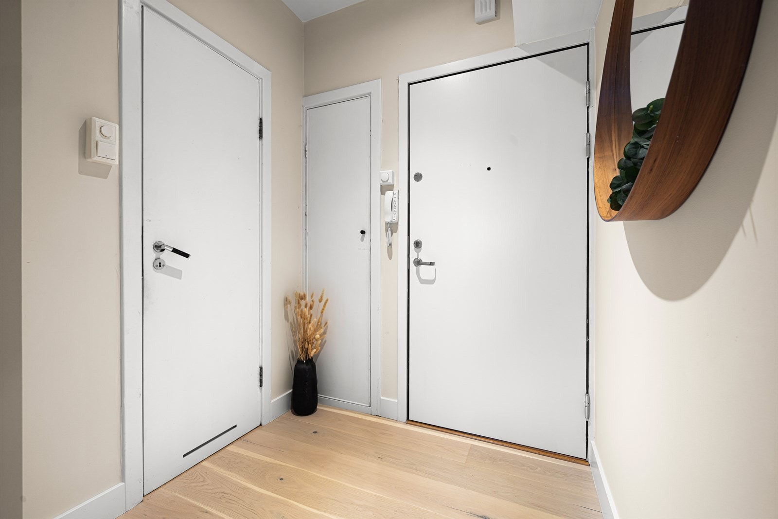 - Hyggelig entré med muligheter for oppbevaring i innebygd skap - Galleribilde