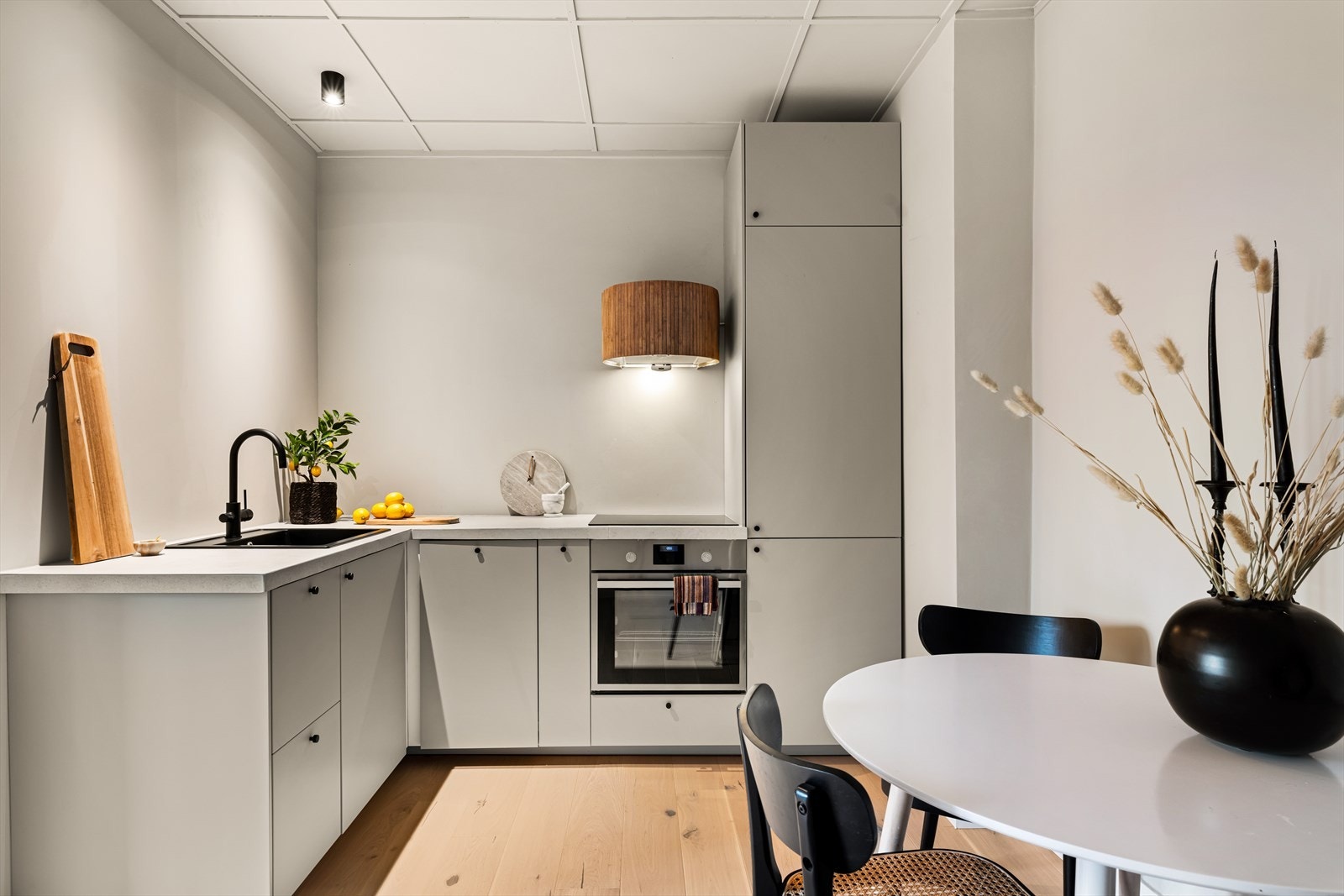 - Kjøkken fra 2023 med stilig flislagt benkeplate og mattbeige fronter - Galleribilde