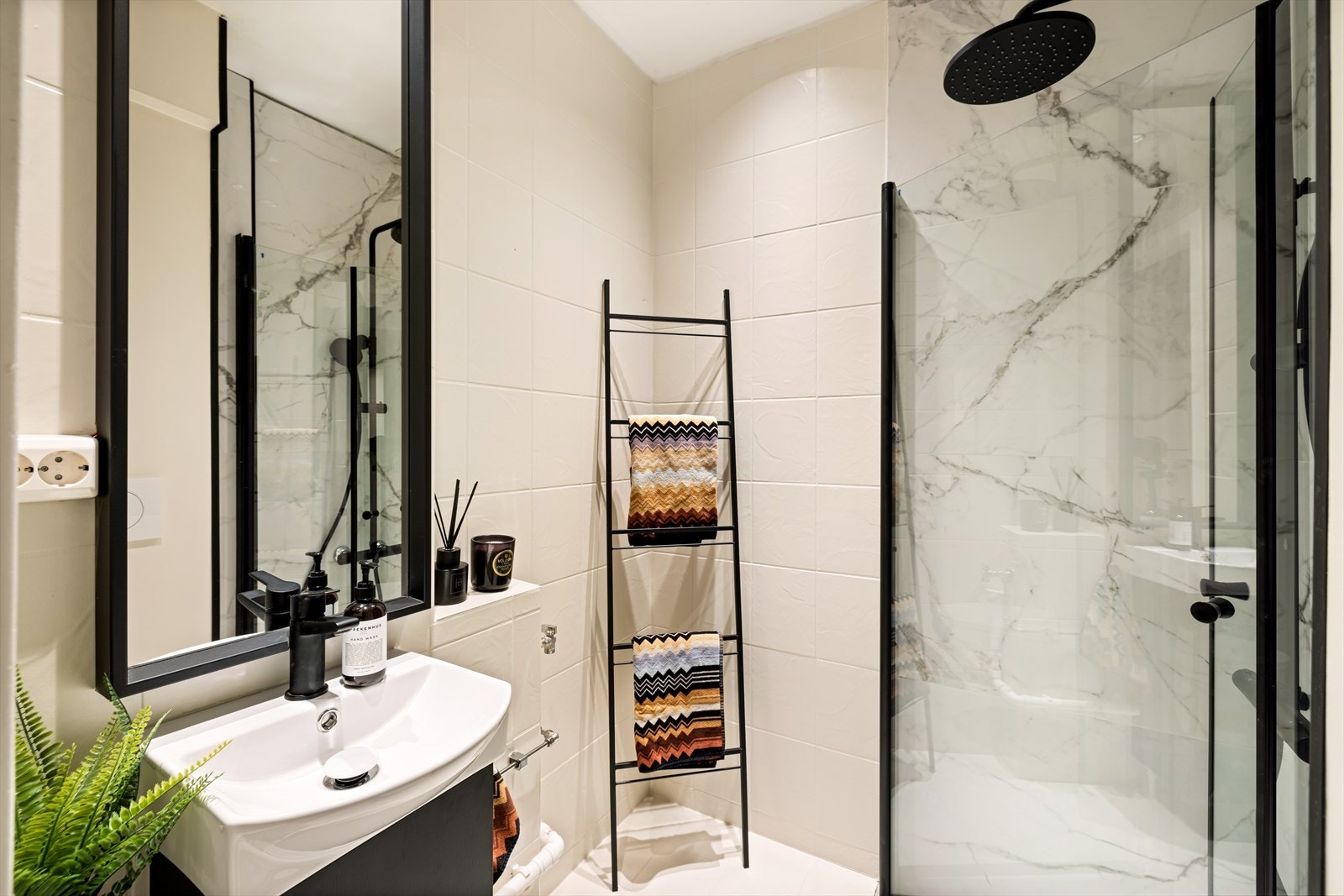 - Badet er nyoppusset med ny dusjløsning, ny innredning og opplegg til vaskemaskin - Galleribilde