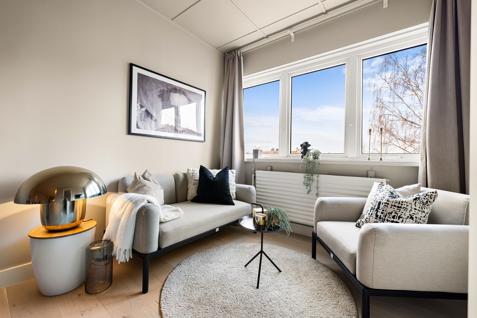 - Høye gulvlister og originalt tak gir leiligheten et klassisk preg - Galleribilde