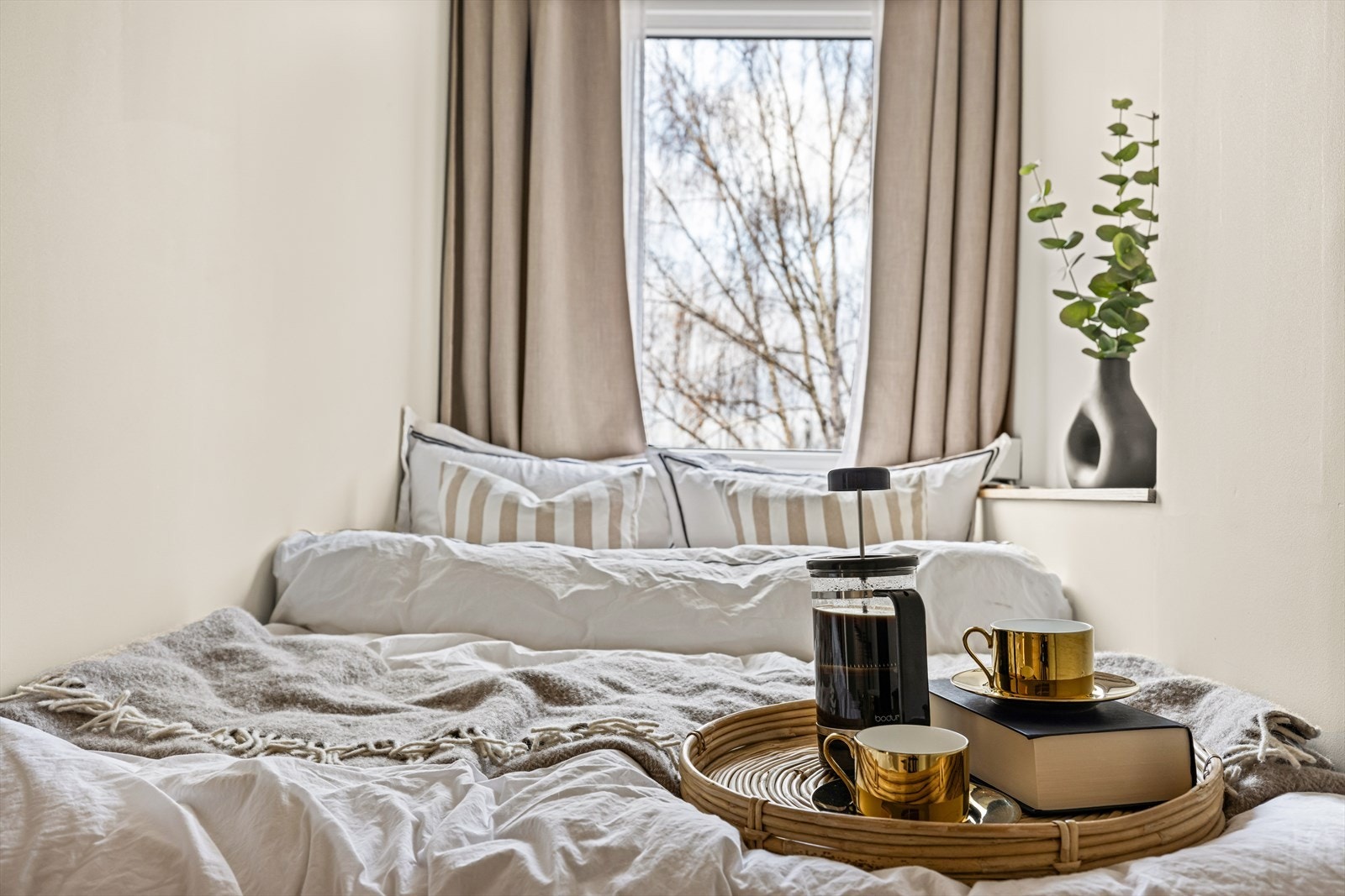 - Innebygget nattbord i eik med stikkontakt - Galleribilde