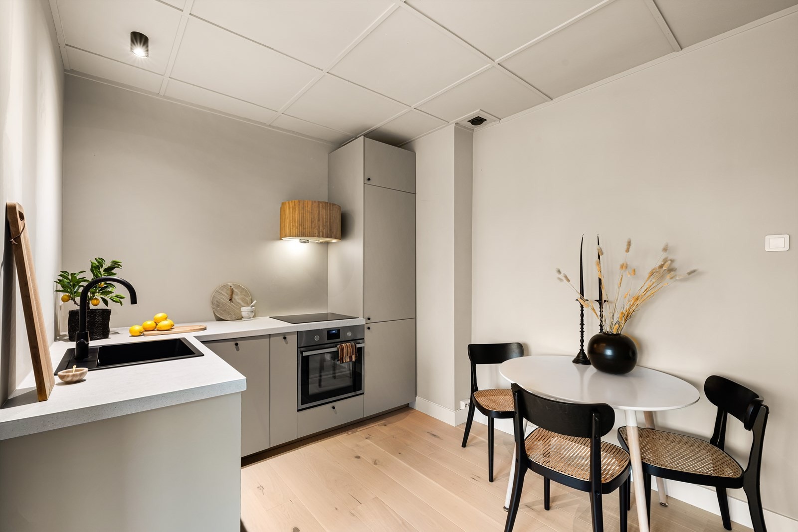 - Det er en naturlig sone for spisebord i hjørnet av stuen - Galleribilde