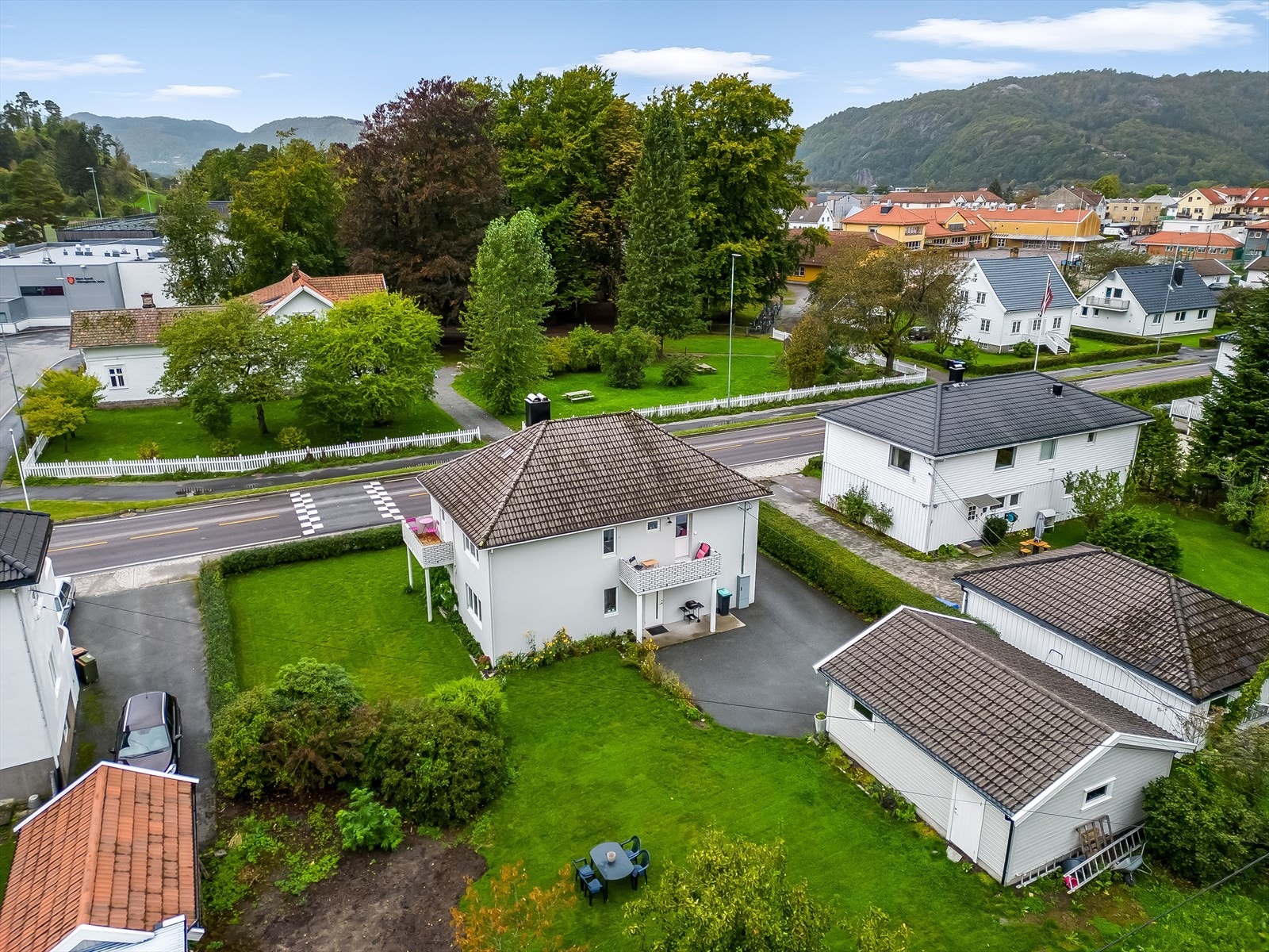 Flat tomt med hage Galleribilde