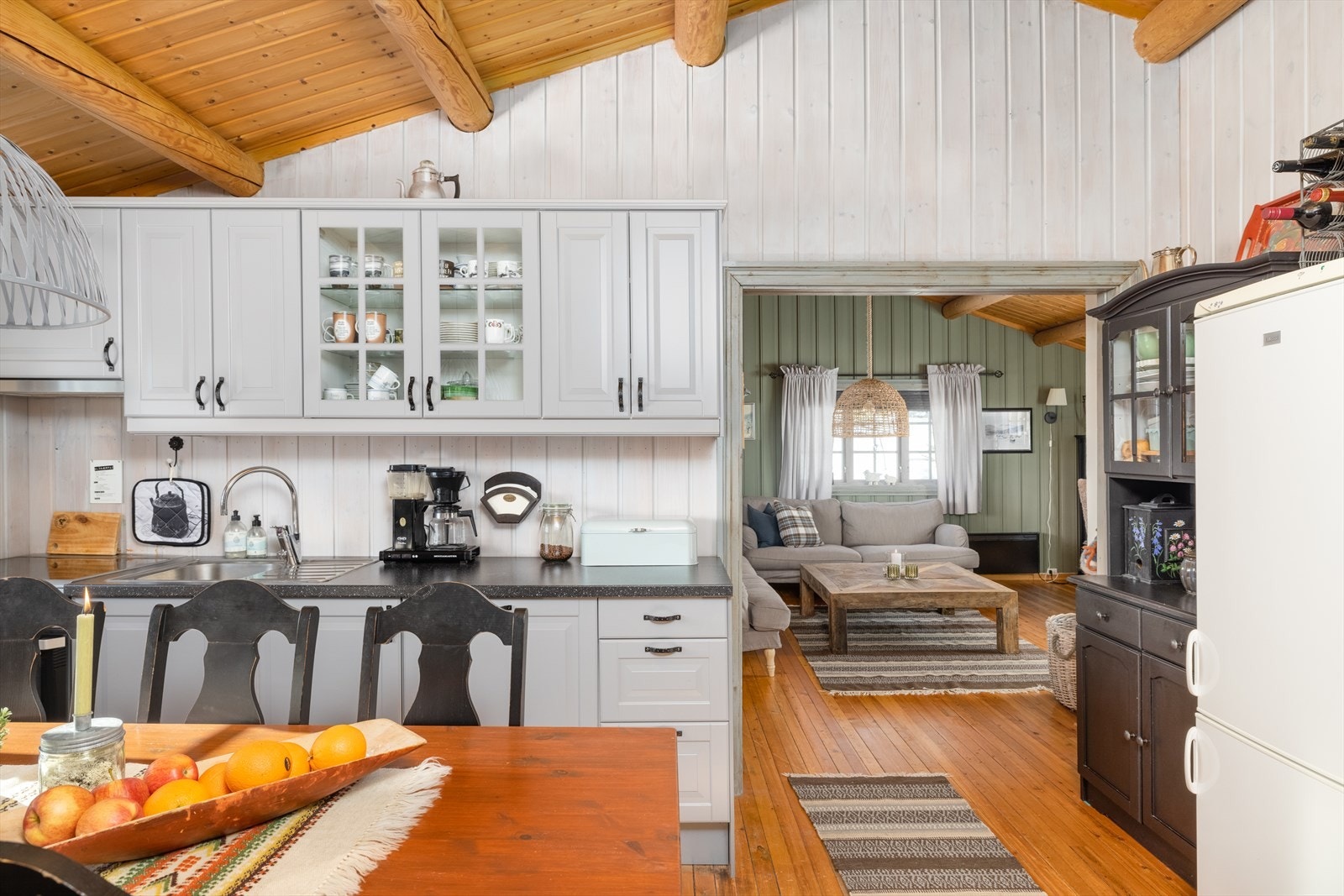 Kjøkkenet har plass til frittstående hvitevarer som kjøleskap/frys og komfyr. Galleribilde