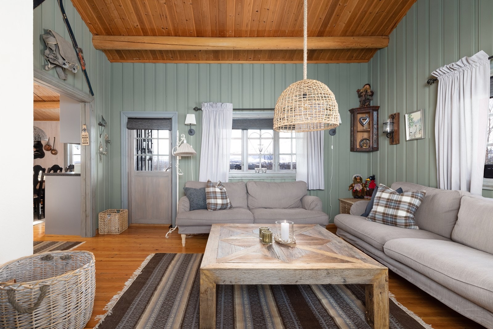 Stue med god plass til sofakrok og tv-bord. Adkomst til terrasse. Galleribilde