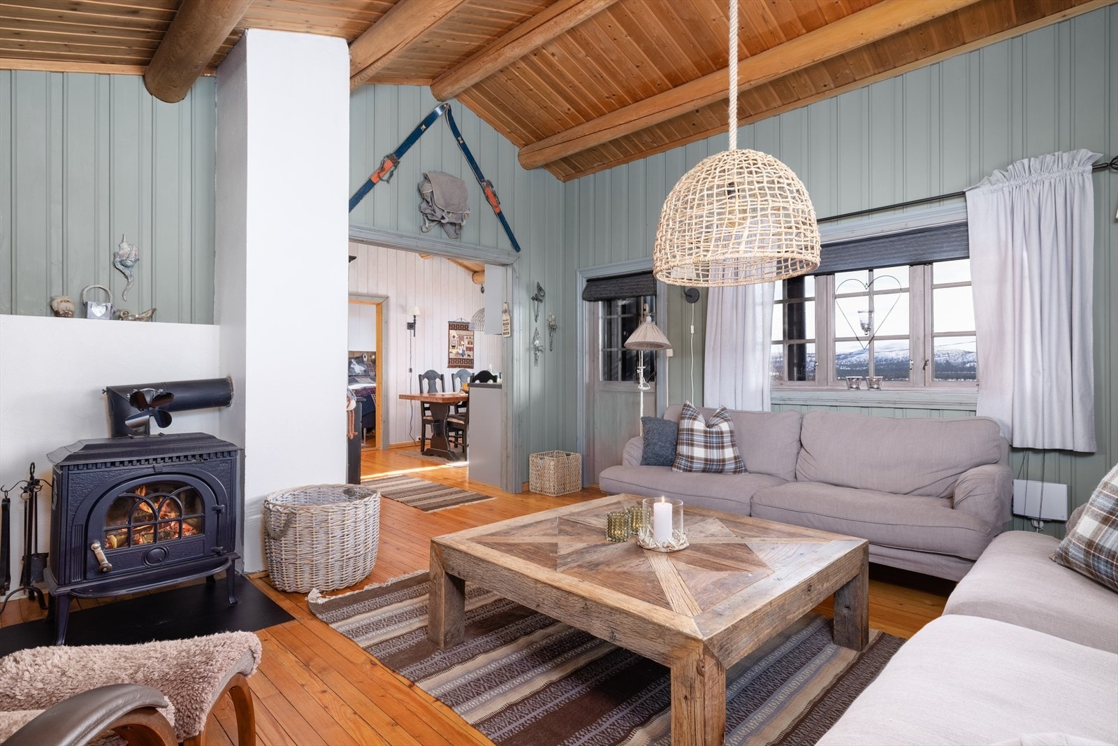 Dels åpen løsning til kjøkken og spiseplass fra stuen. Galleribilde