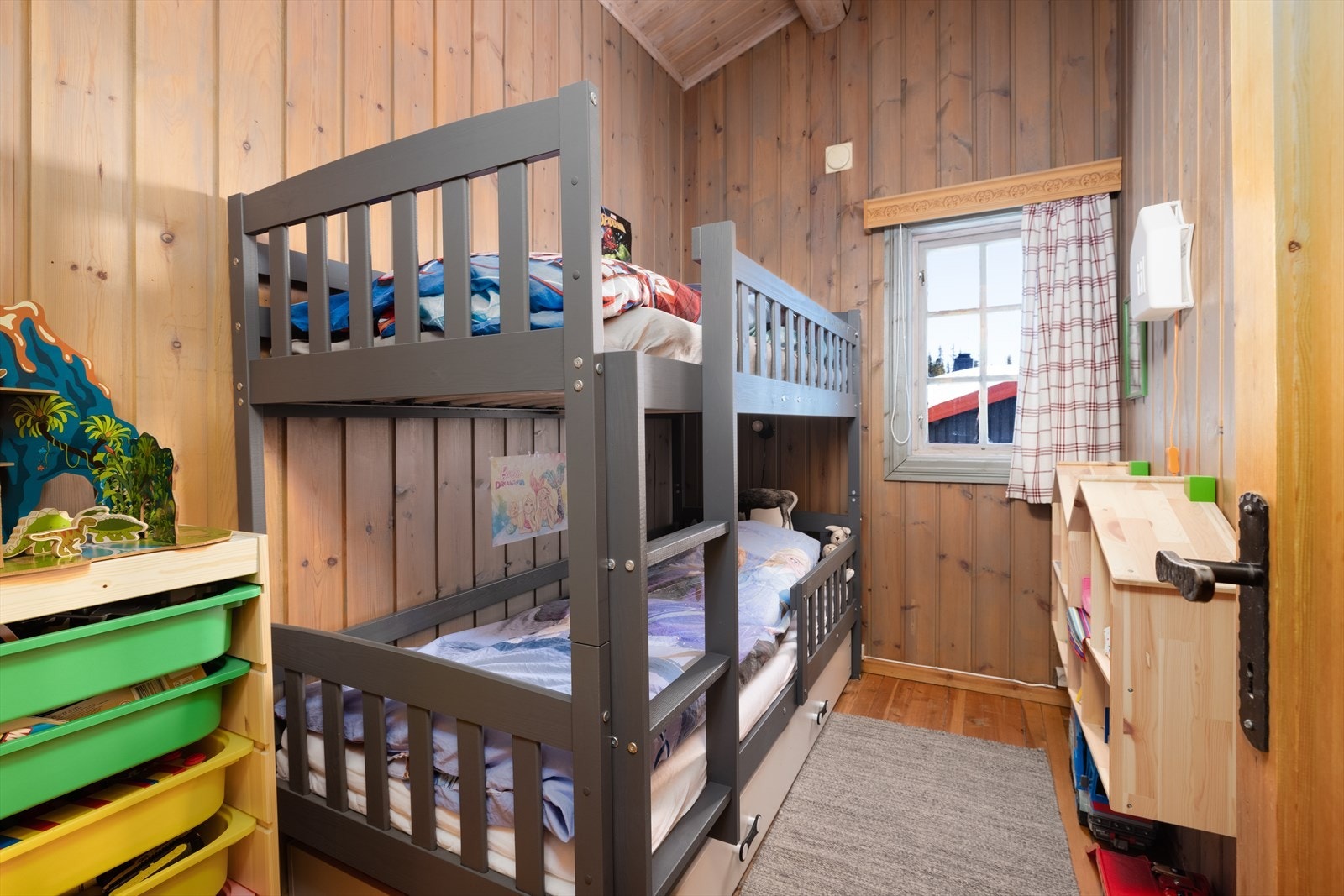 Et av soverommene er innredet med køyeseng. Galleribilde