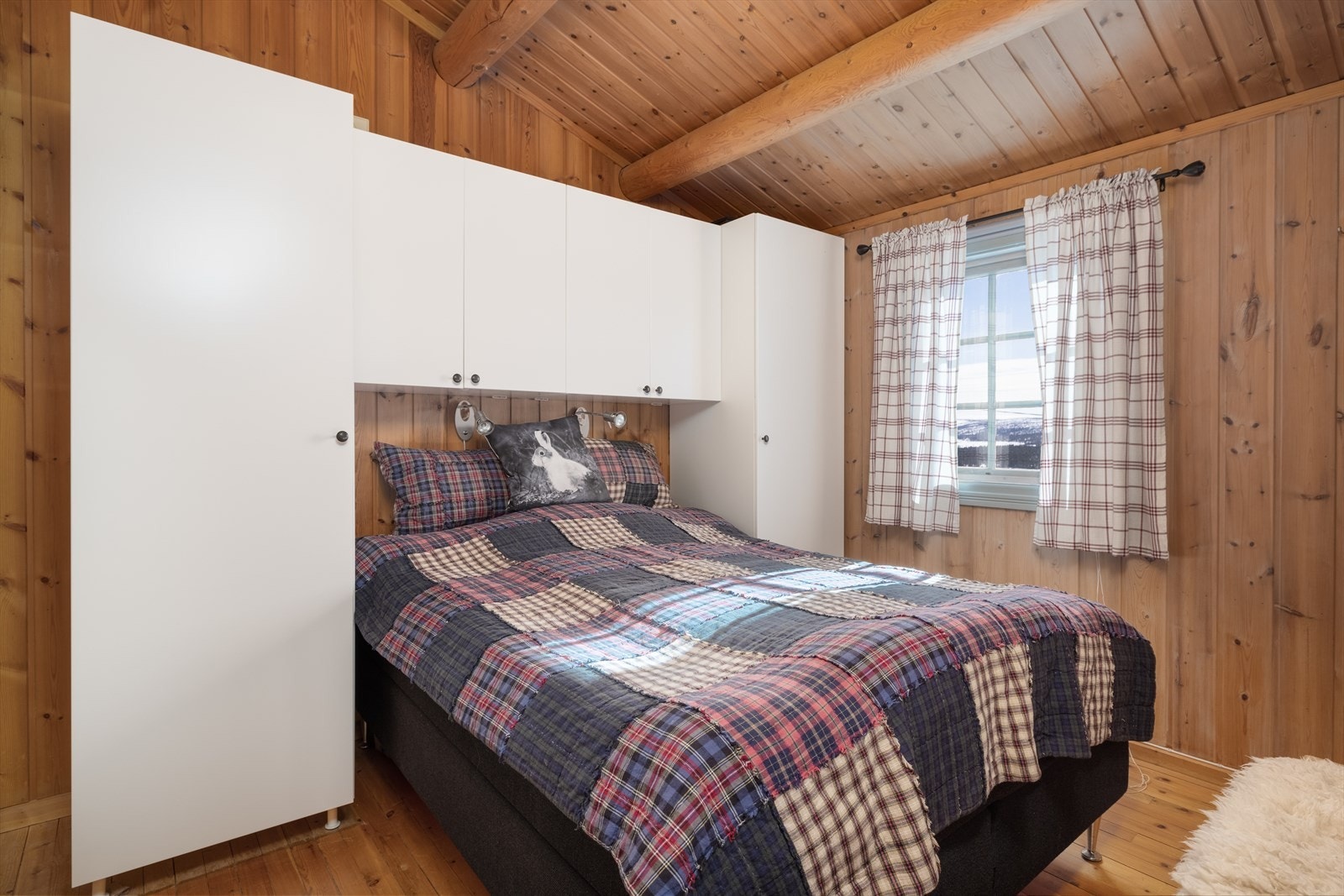 Hytta har tre soverom, her fra hovedsoverommet. Galleribilde