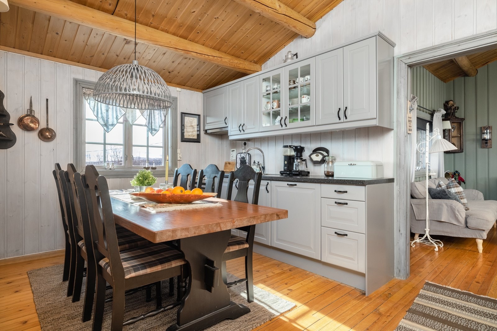 Kjøkken med plass til spisebord. Galleribilde