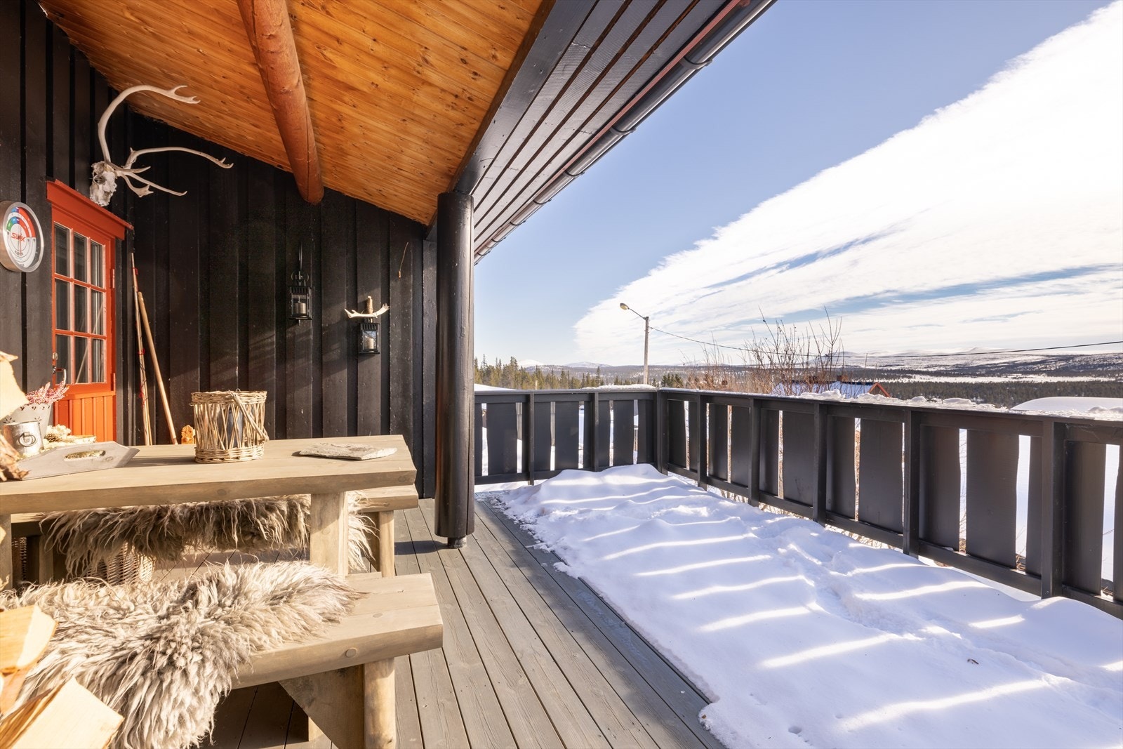 Dels overbygget terrasse med flott utsikt og gode solforhold. Galleribilde