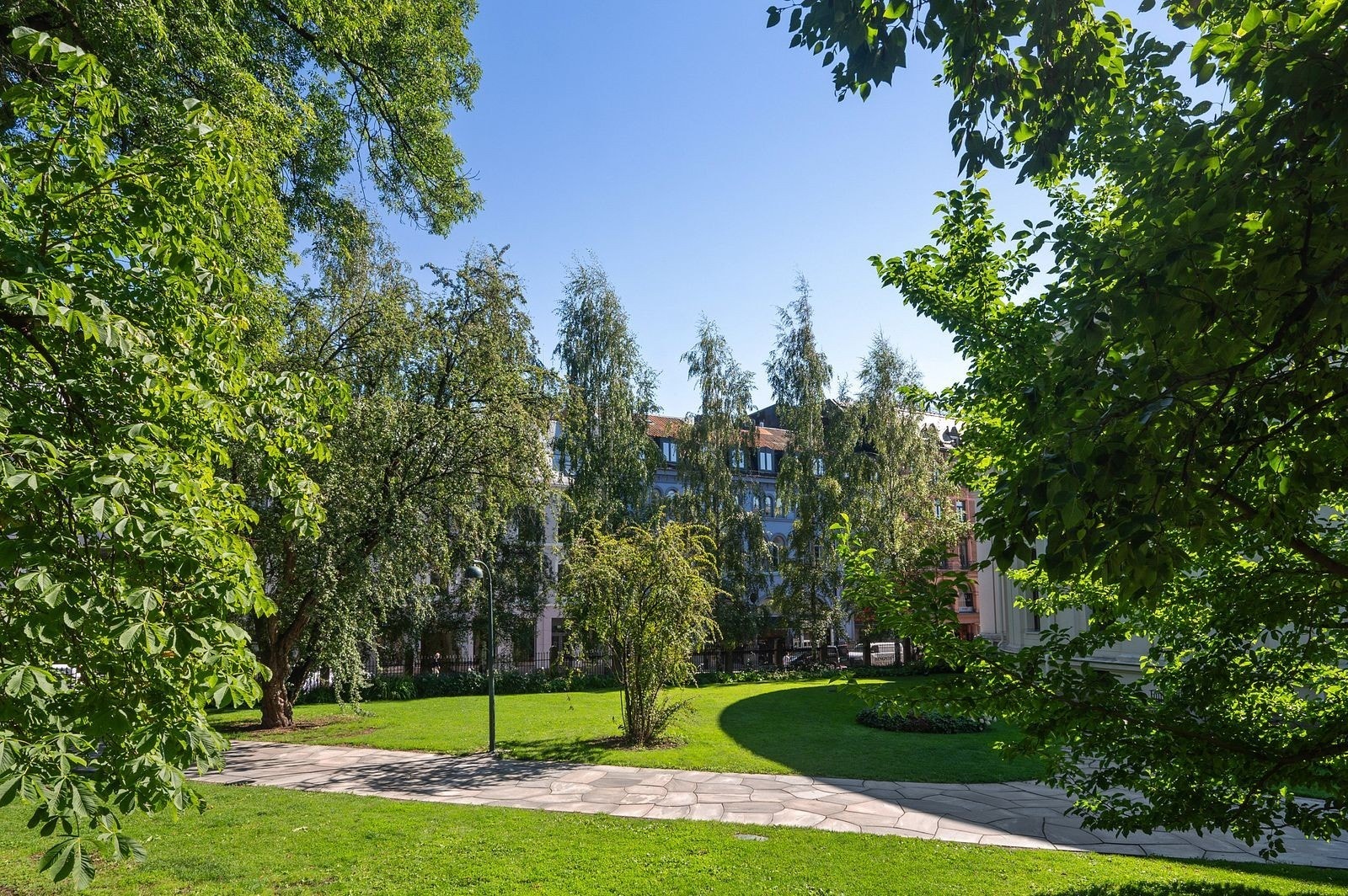 Bak trærne ligger Universitetsgate 22/24 Galleribilde