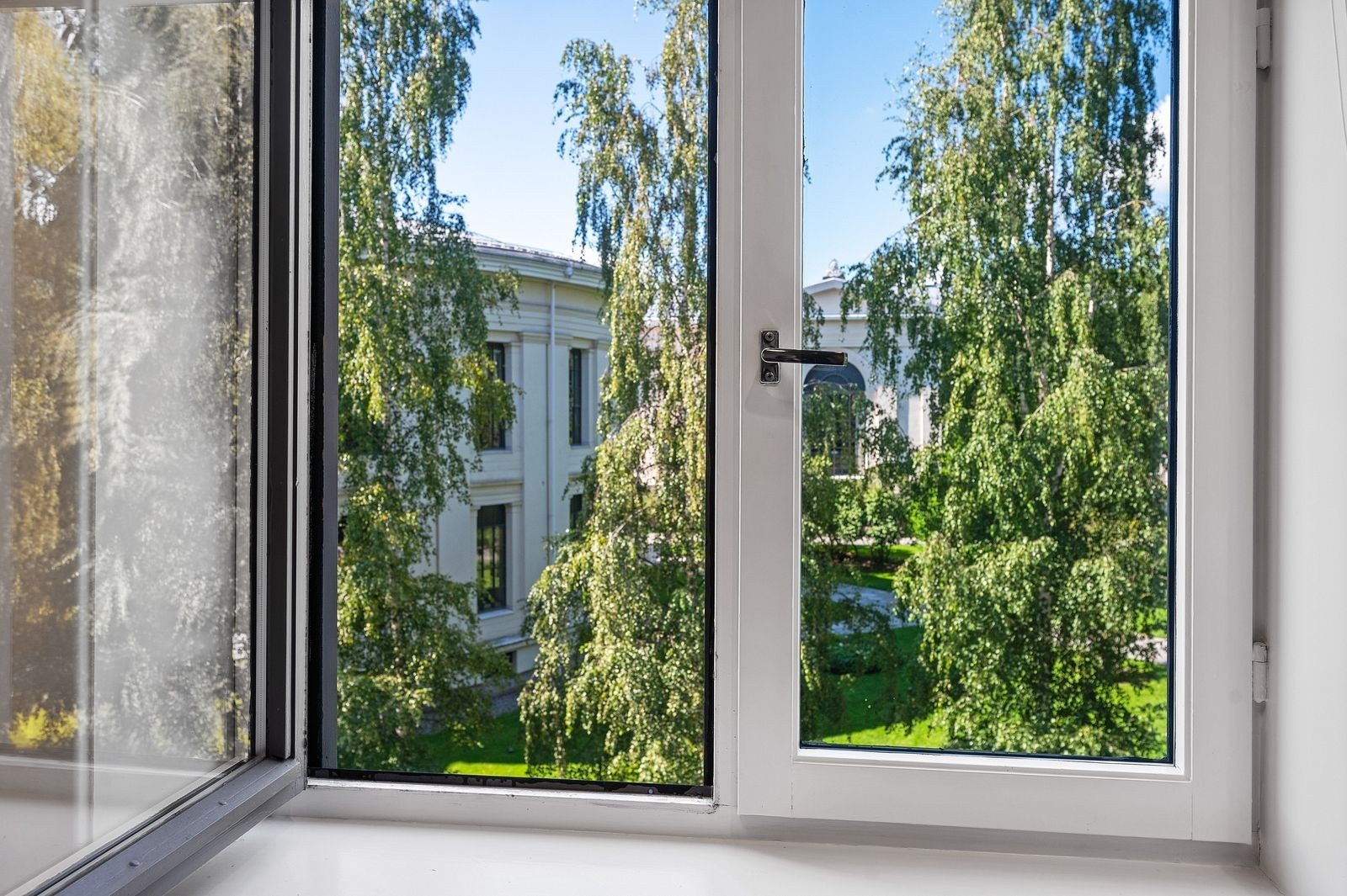 Kontoret har utsikt mot parken til Det juridisk fakultet Galleribilde