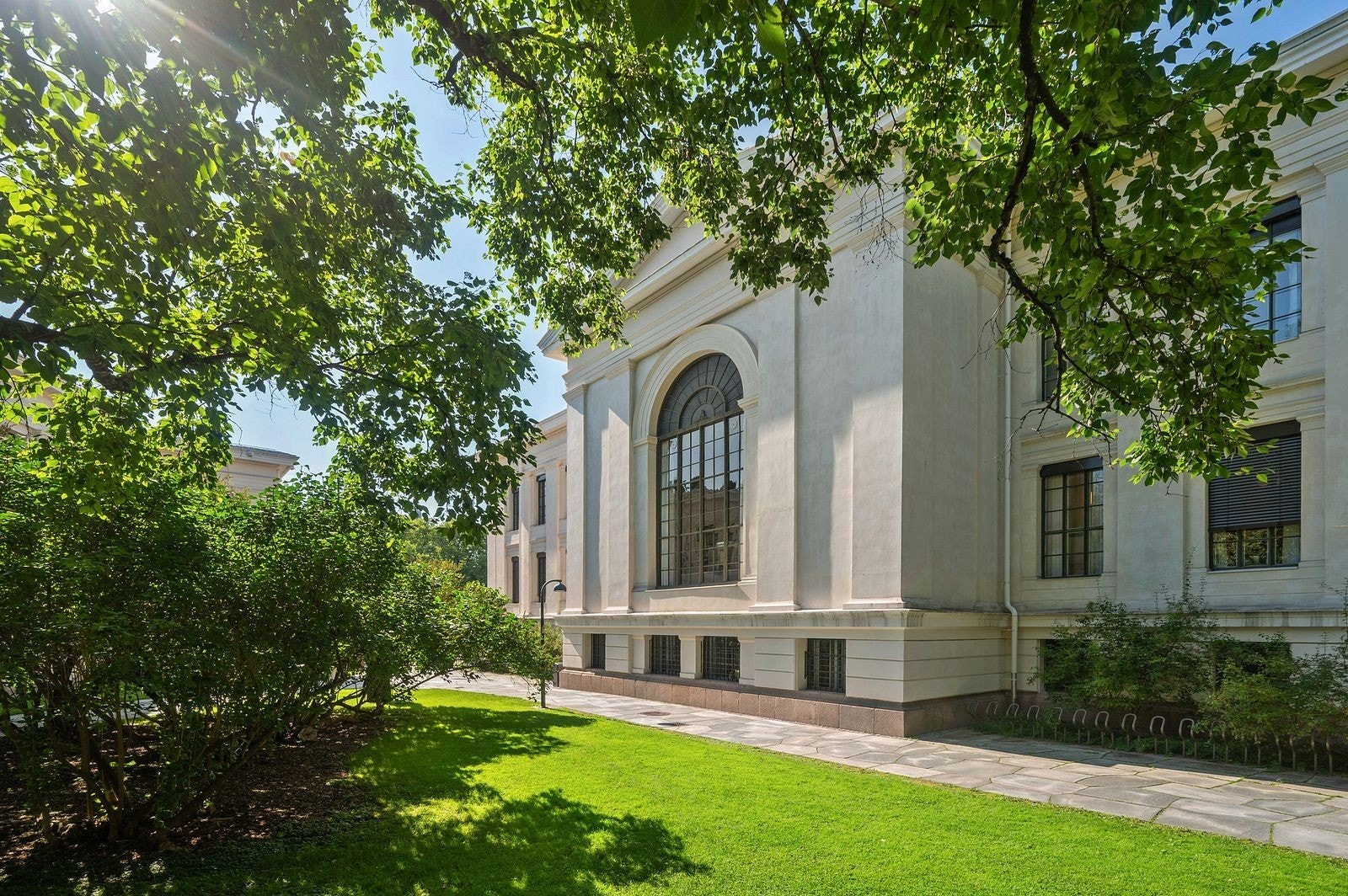 Jussen ligger vis a vis kontoret Galleribilde