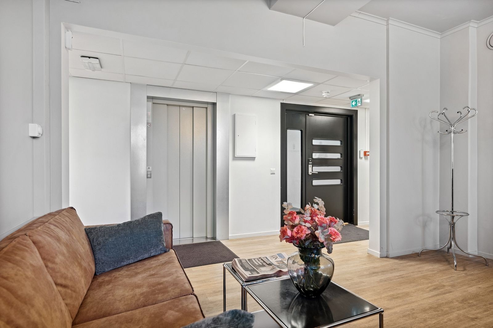 Heis rett inn i etasjen. Tilgangen styres kodebrikke og fjernkontroll Galleribilde