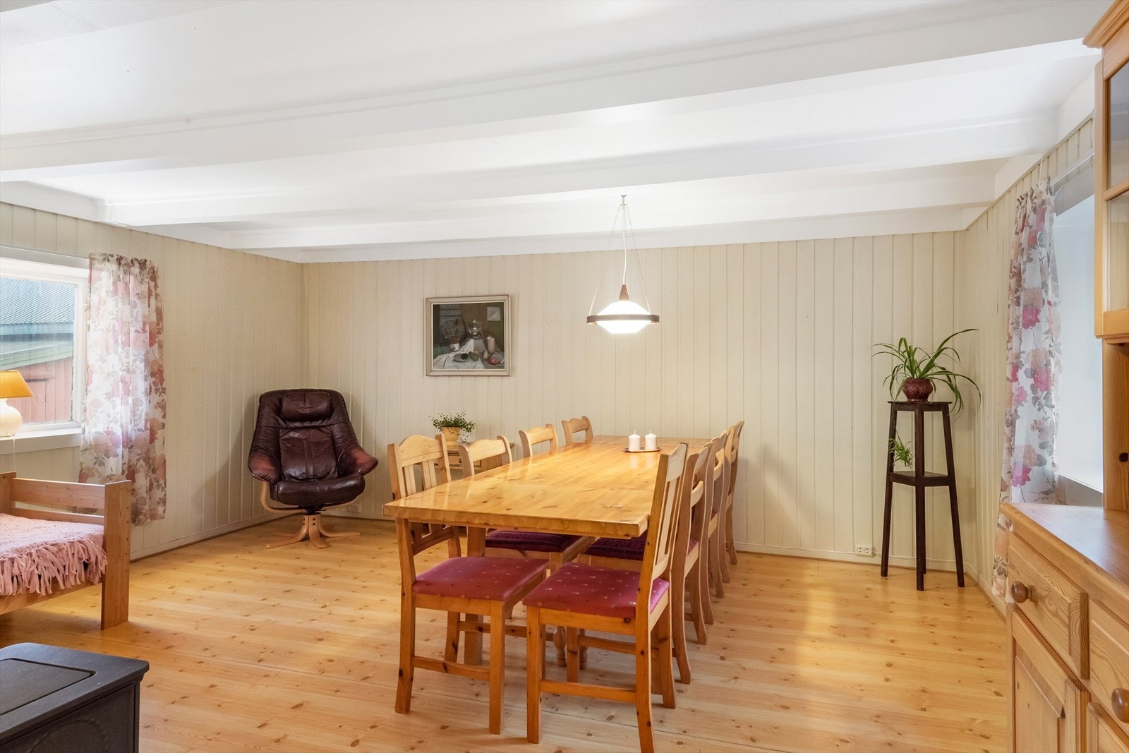 Spisestuen ligger innenfor kjøkkenet og er svært romslig med plass til en stor spisegruppe. Her kan du lett invitere venner og familie til sosialt lag! Galleribilde