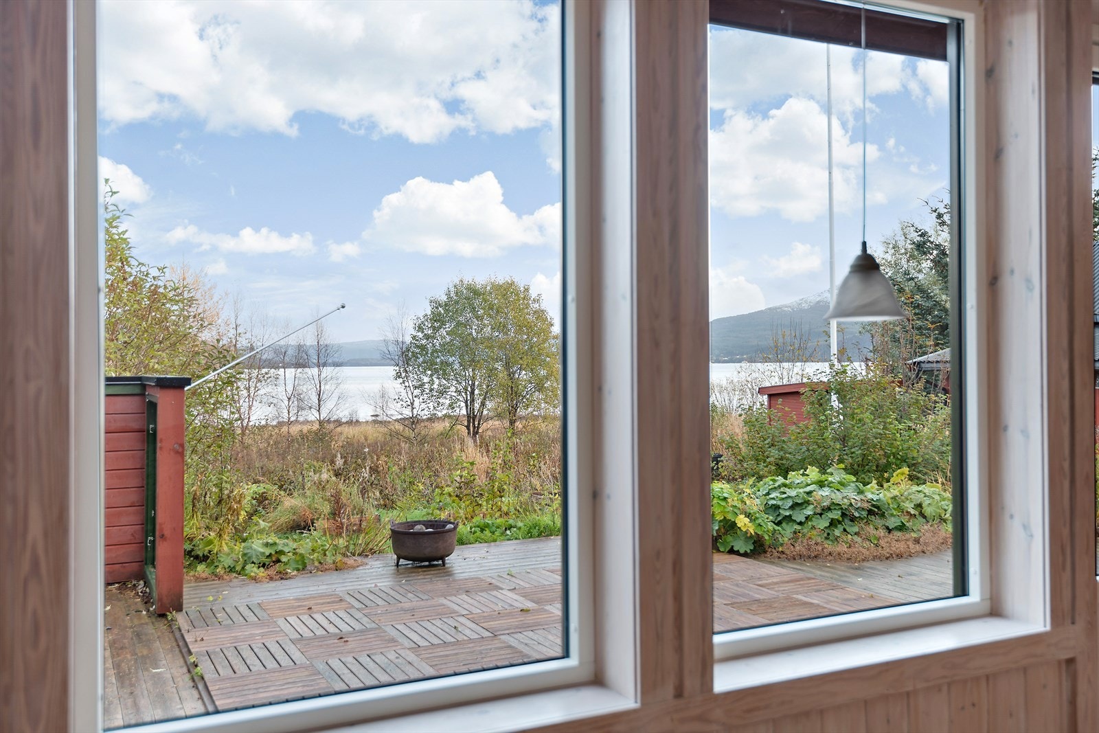 Fra stuen er det utgang til terrasse. Galleribilde