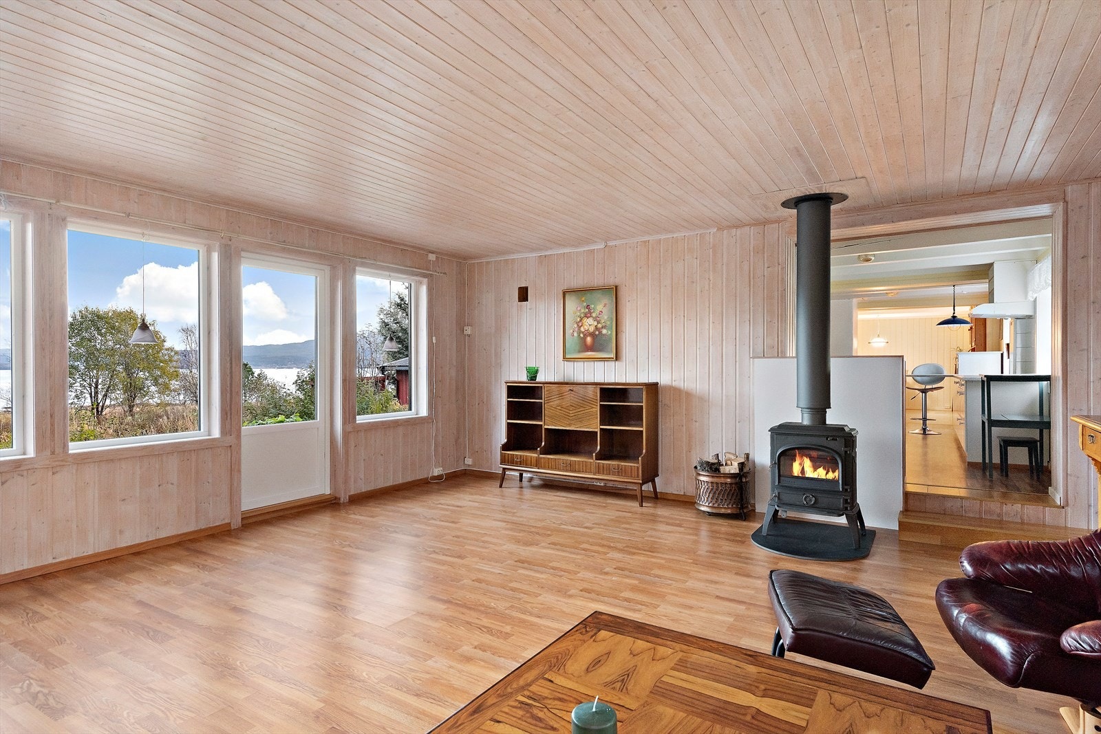 I dette rommet er det også montert vedovn som sørger for varme og hyggelig stemning på kalde vinterkvelder. Galleribilde