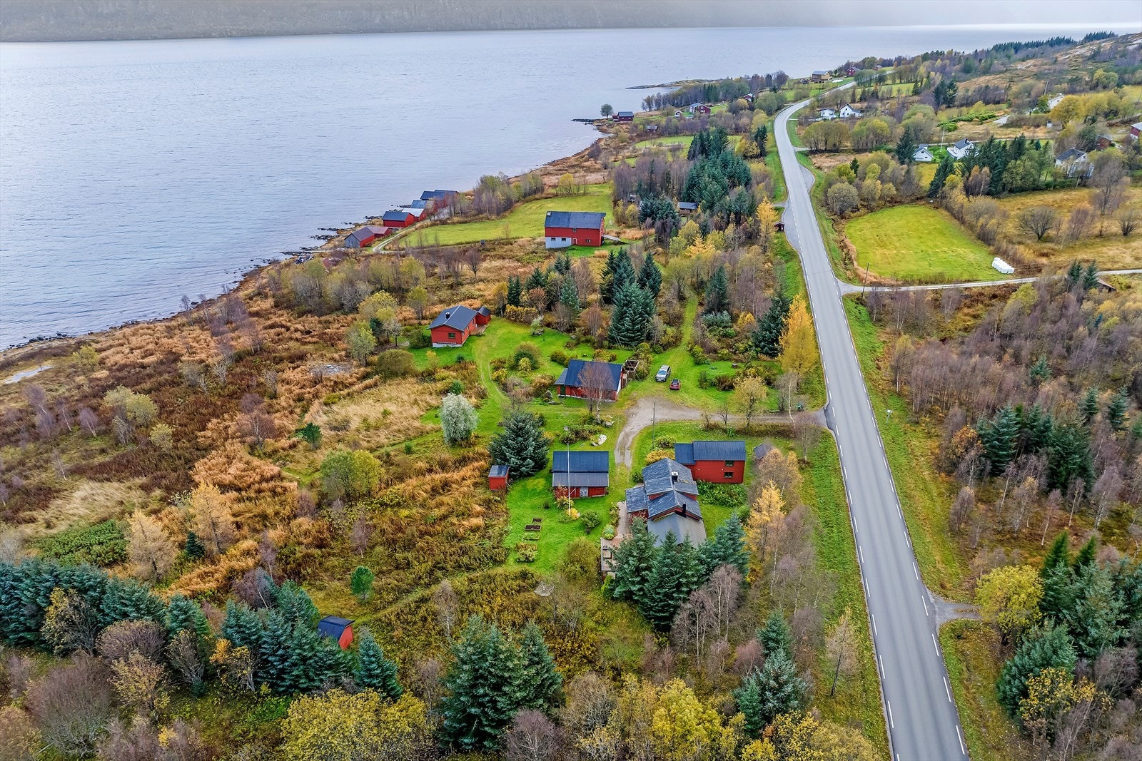 Gårdstunet er innholdsrikt bestående av bl.a. våningshus, kårhus, garasje med blomsterbu, bur, uthus/vedbod, fjøs og naust ved fjorden. Eiendommen er en større grunneiendom på Flostrand på 1706 da. Galleribilde